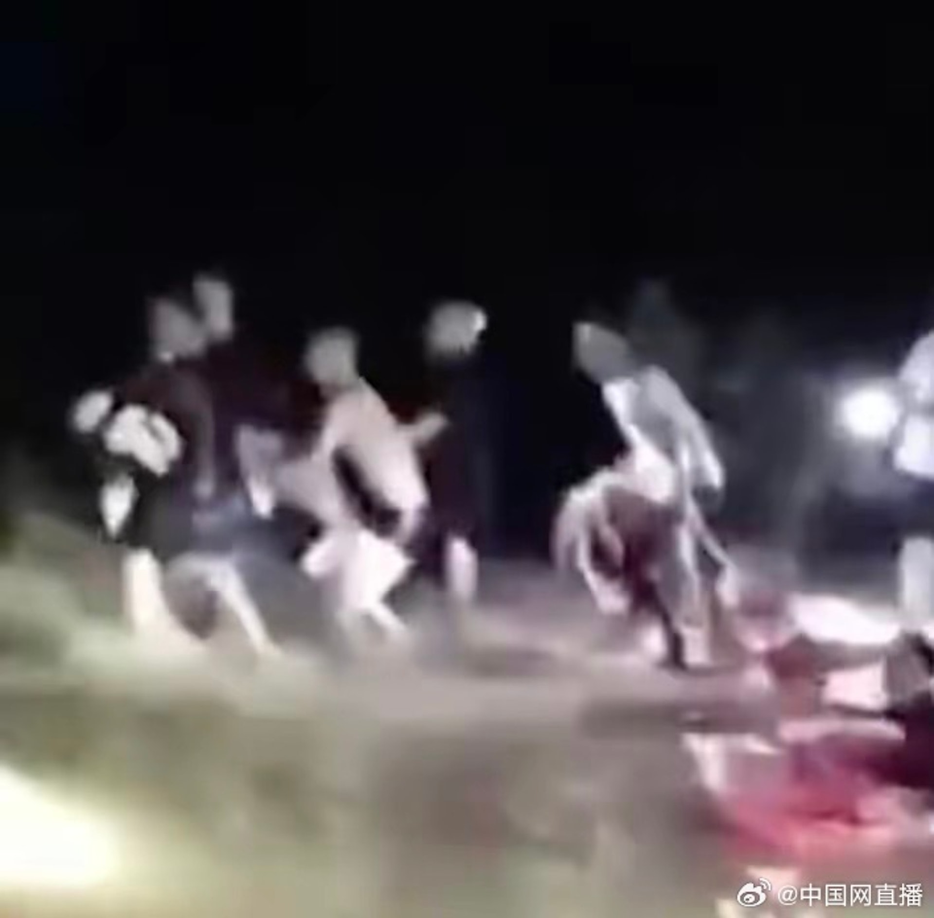廣東4名男童水塘溺亡,村民施救現場。(影片截圖) 廣東4名男童水塘溺亡,村民施救現場。(影片截圖)