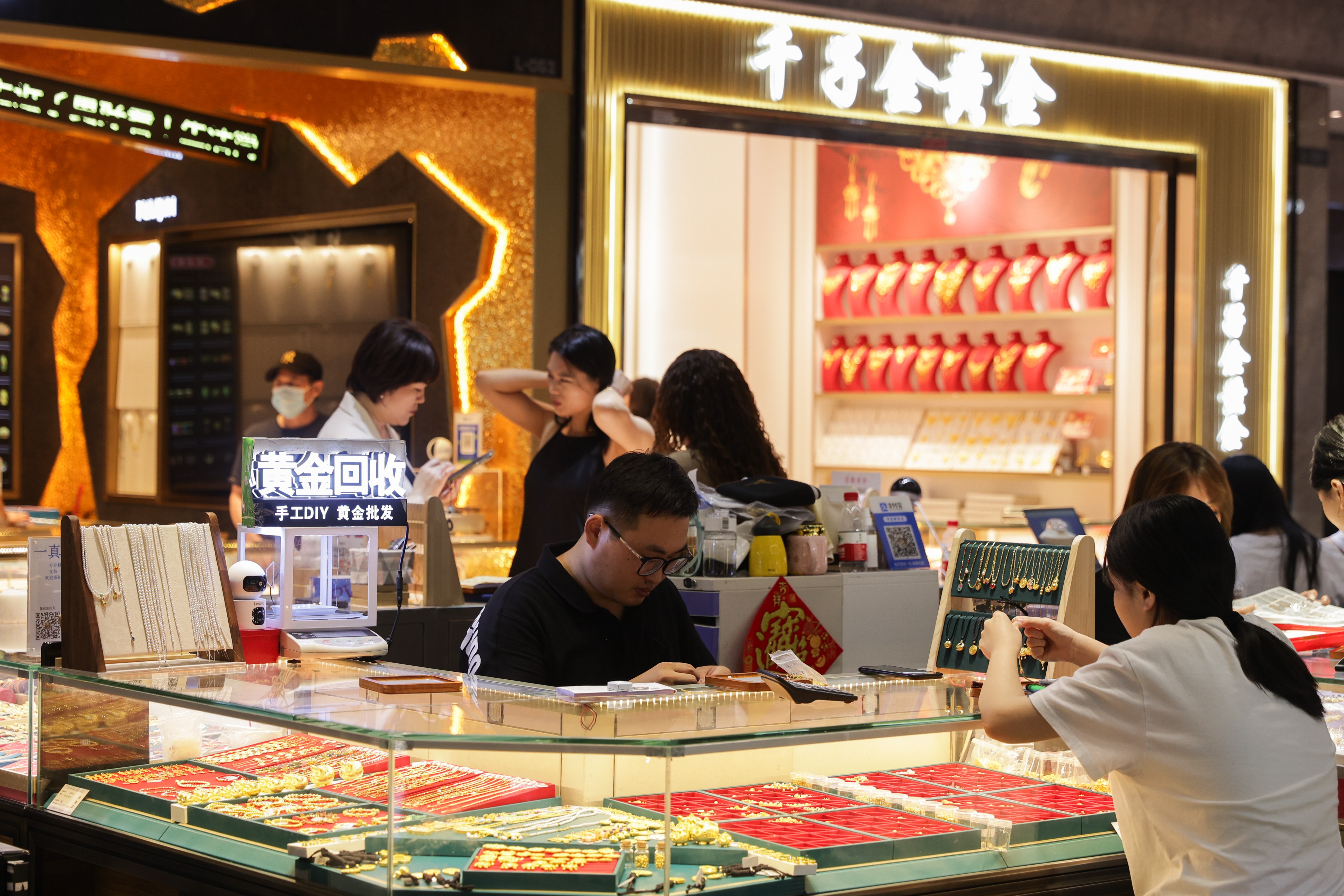 來港買黃金回深圳轉售傳日賺7000元深圳店證有人賺中港差價