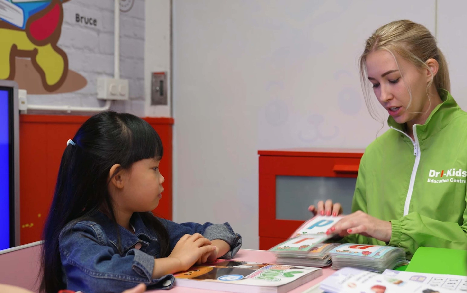 Dr I-Kids導師具備專業資格和各種證書,同時具備豐富的教學經驗,曾在不同幼稚園或小學任教,善於跟小朋友交流相處。 Dr I-Kids導師具備專業資格和各種證書,同時具備豐富的教學經驗,曾在不同幼稚園或小學任教,善於跟小朋友交流相處。