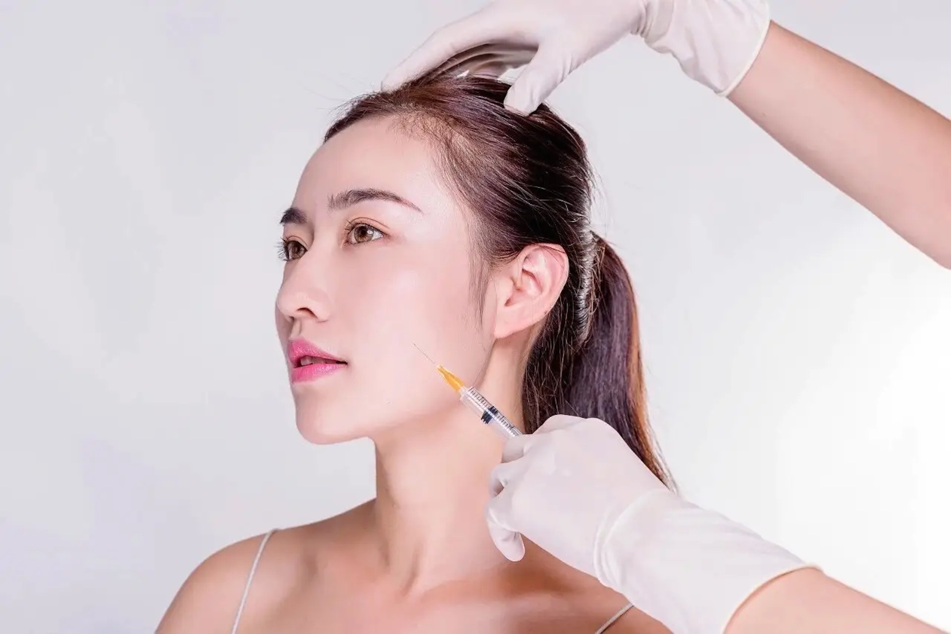 外用塗抺式護膚品保濕效果遠不及醫美針劑。(圖片:LovePik) 外用塗抺式護膚品保濕效果遠不及醫美針劑。(圖片:LovePik)