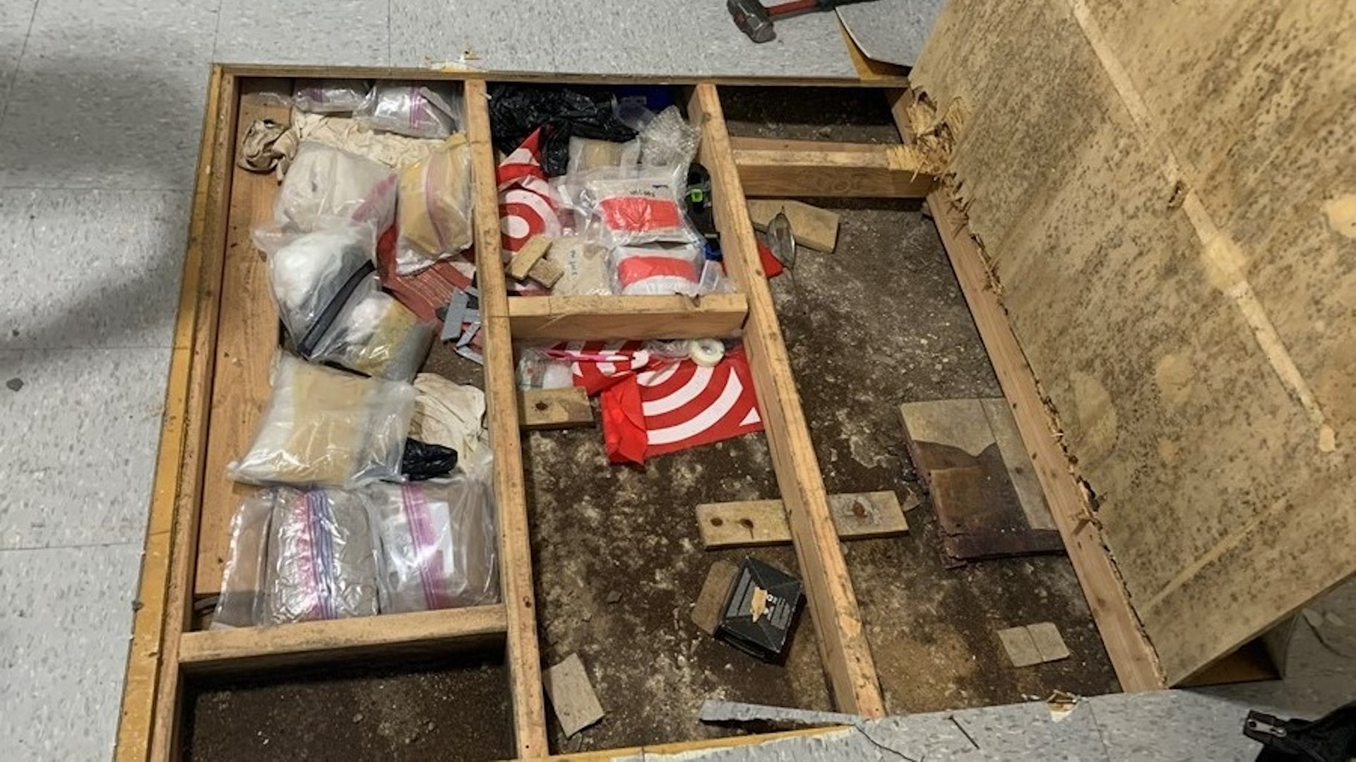 去年,美國一名1歲男嬰因鴉片類毒品芬太尼中毒死亡。紐約市警方事後從託兒所遊戲區地板的暗格中搜出大量毒品,包括芬太尼。(NYPD NEWS X/Twitter)