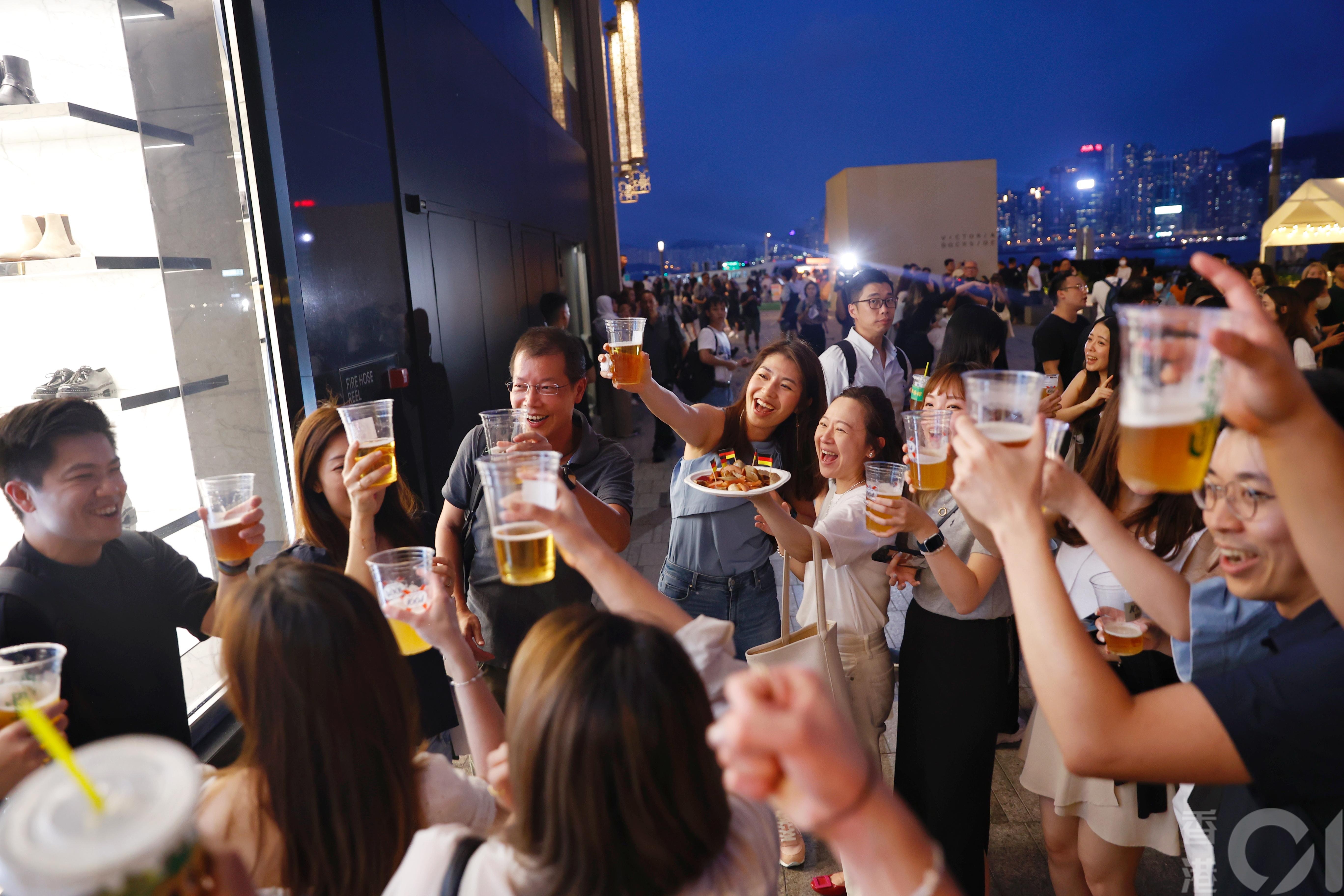 尖沙咀文化海濱市集「星光夜市 Night Market by The Sea」9月22日晚開幕，不少入場人士趁Happy Friday入場飲番杯。（陳葦慈攝）