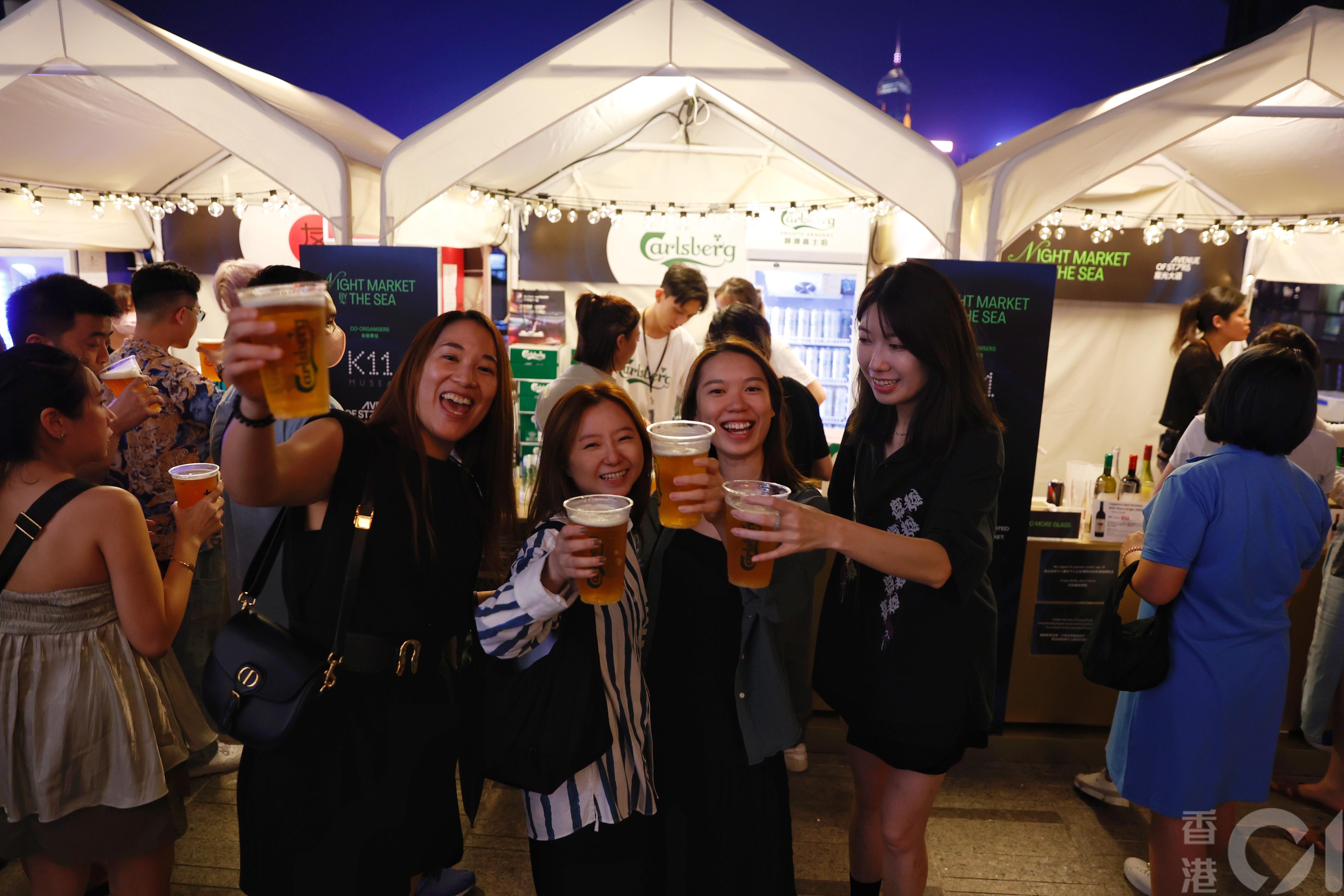 夜繽紛｜星光大道海濱夜市搶閘開幕　檔主指約三分一是本地居民