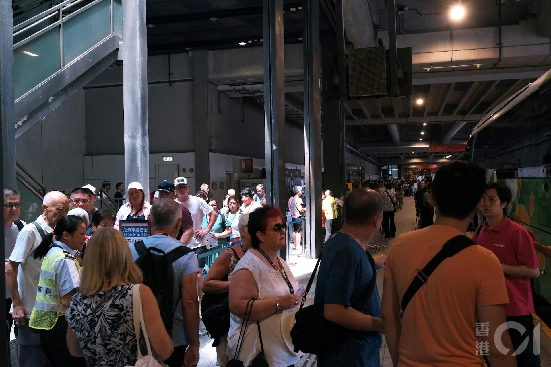 郵輪海洋光譜號9月23日再度停泊郵輪碼頭,載有4,000名旅客。(歐嘉樂攝) 郵輪海洋光譜號9月23日再度停泊郵輪碼頭,載有4,000名旅客。(歐嘉樂攝)