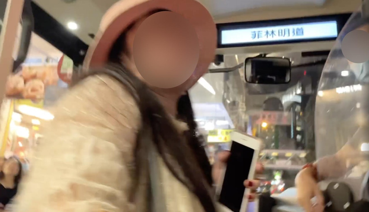 有港男網上發文指出,於灣仔菲林明道排隊乘搭九巴時,遭一名操普通話女子打尖,他不滿要求女子下車重新排隊不果,雙方因而爭論。(「屯門公路塞車關注組」影片截圖) 有港男網上發文指出,於灣仔菲林明道排隊乘搭九巴時,遭一名操普通話女子打尖,他不滿要求女子下車重新排隊不果,雙方因而爭論。(「屯門公路塞車關注組」影片截圖)