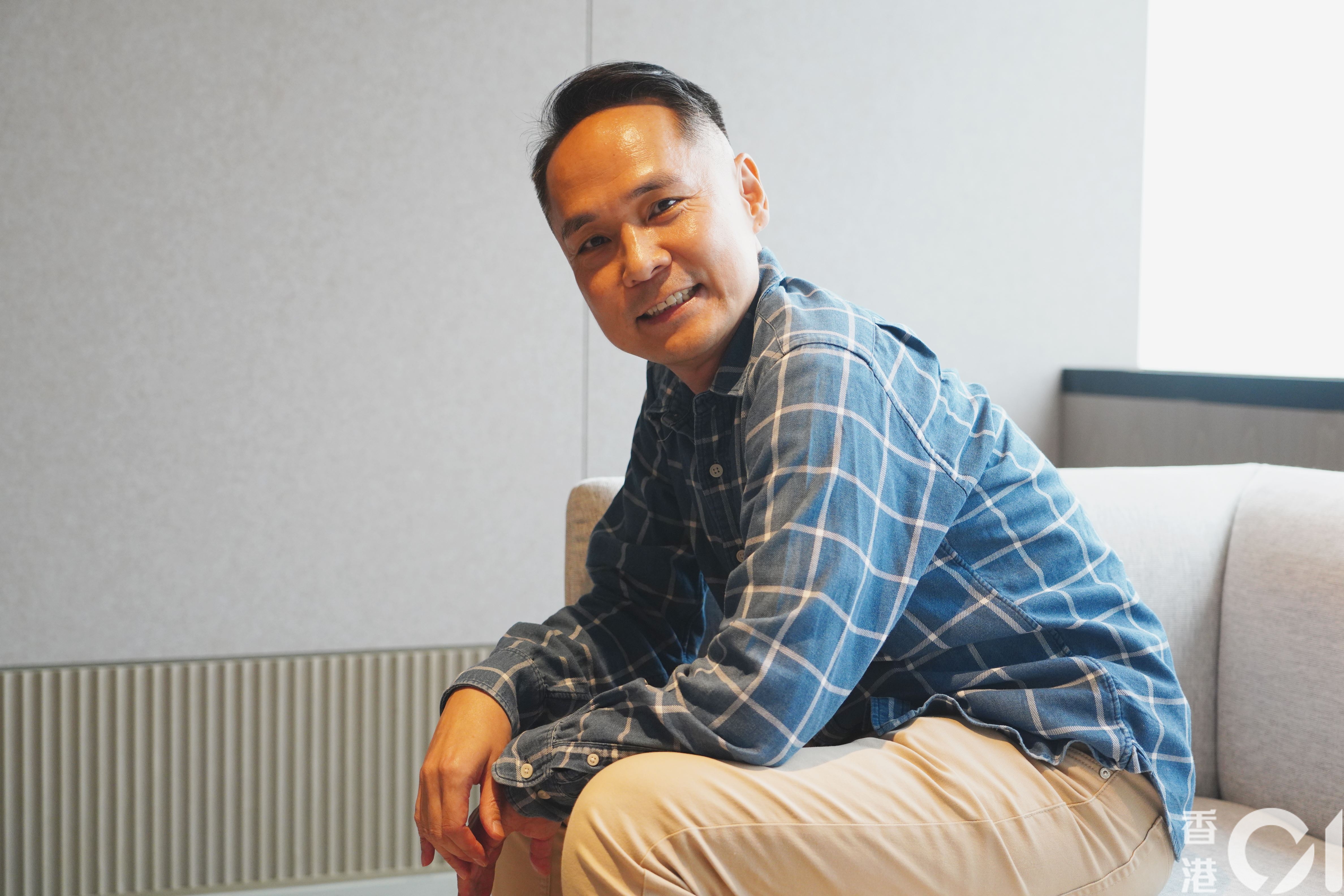 《說笑之人》導演區焯文接受《香港01》專訪,分享對棟篤笑的感悟,以及電影在棟篤笑外衣下的親情故事。(莫匡堯 攝) 《說笑之人》導演區焯文接受《香港01》專訪,分享對棟篤笑的感悟,以及電影在棟篤笑外衣下的親情故事。(莫匡堯 攝)