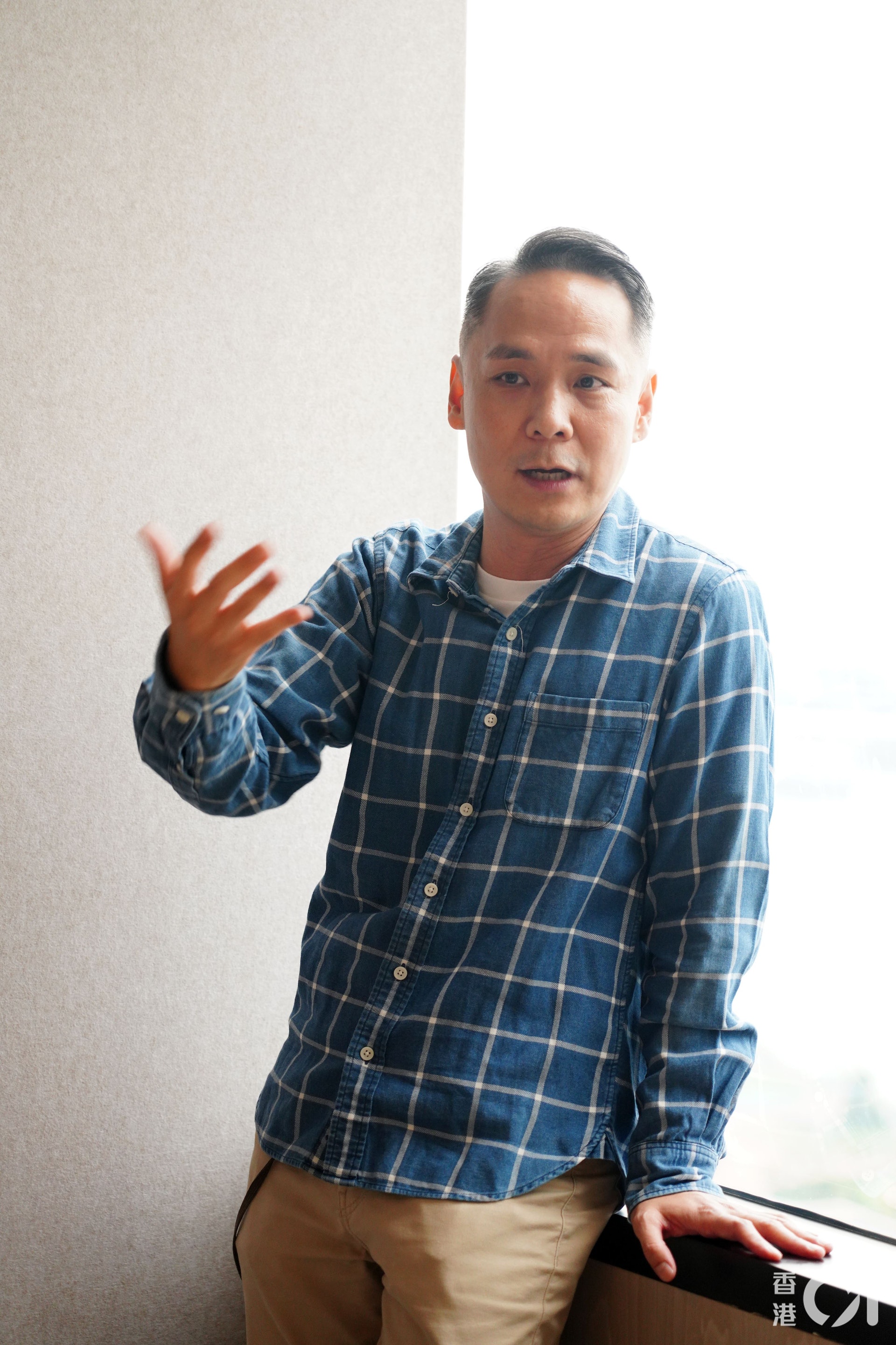 區焯文表示棟篤笑藝人在香港生存並不容易,與《說笑之人》男主角的經歷結合後更突顯逆境元素。(莫匡堯 攝) 區焯文表示棟篤笑藝人在香港生存並不容易,與《說笑之人》男主角的經歷結合後更突顯逆境元素。(莫匡堯 攝)