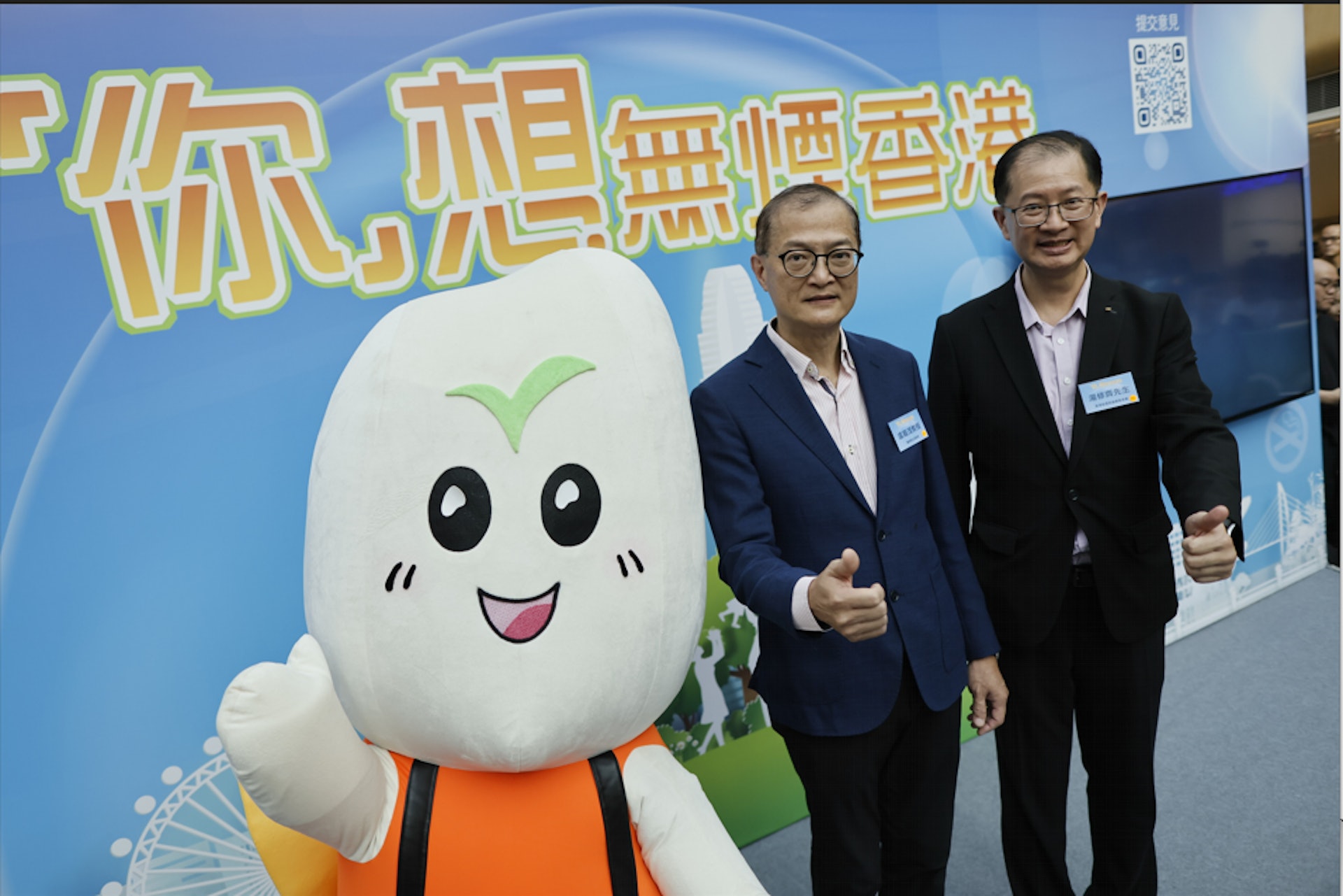 醫務衞生局局長盧寵茂(左)和香港吸煙與健康委員會主席湯修齊呼籲公眾就控煙策略公眾諮詢踴躍發表意見。湯修齊相信,公眾諮詢能凝聚社會共識,向政府倡議更多保障公眾健康的控煙政策。 醫務衞生局局長盧寵茂(左)和香港吸煙與健康委員會主席湯修齊呼籲公眾就控煙策略公眾諮詢踴躍發表意見。湯修齊相信,公眾諮詢能凝聚社會共識,向政府倡議更多保障公眾健康的控煙政策。