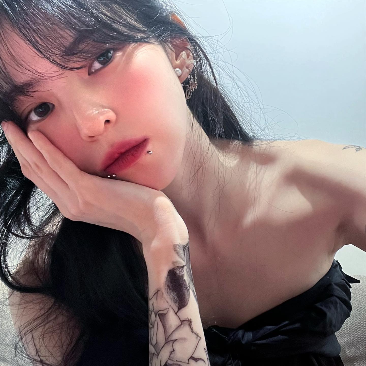 韓韶禧最近疑似釘了唇環。（IG/@xeesoxee）
