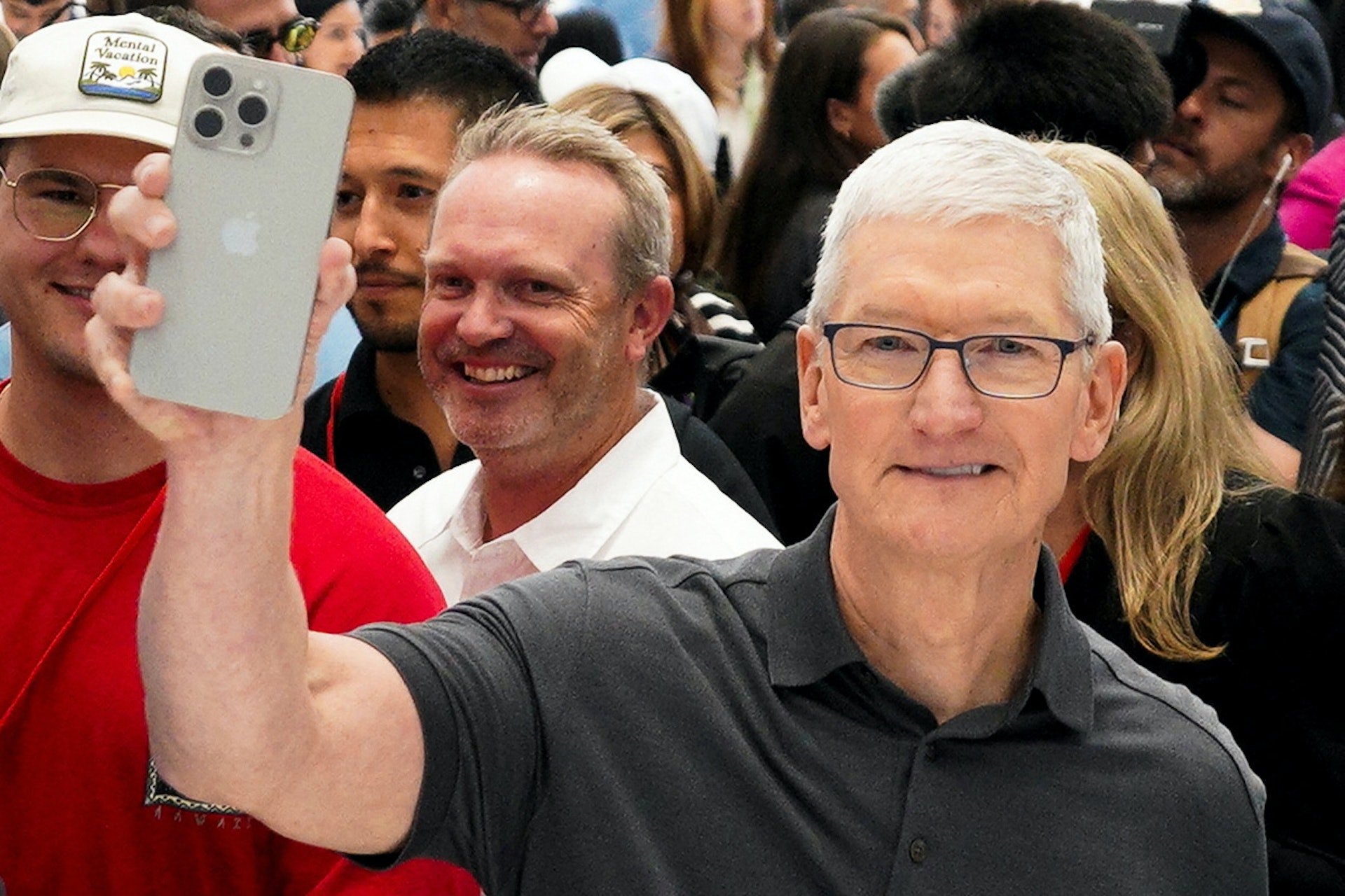 要買iPhone?蘋果CEO庫克分享相片即獲馬斯克回應:I'm buying one!(路透社) 要買iPhone?蘋果CEO庫克分享相片即獲馬斯克回應:I'm buying one!(路透社)