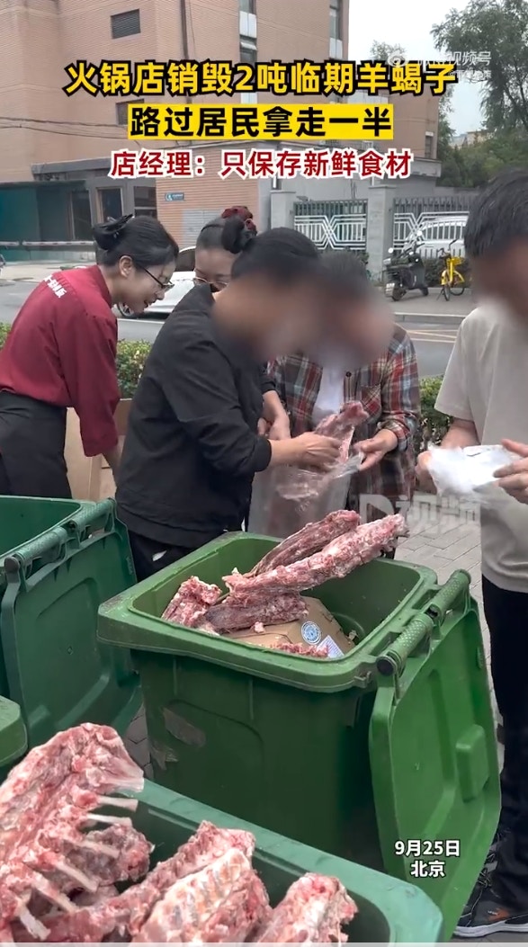 北京一家火鍋店25日在店門口丟棄即期羊蠍子，剛好被民眾路過看見，頓時一群人蜂擁狂撈垃圾桶，2噸貨不一會時間只剩一半，引起熱議。（微博影片截圖）