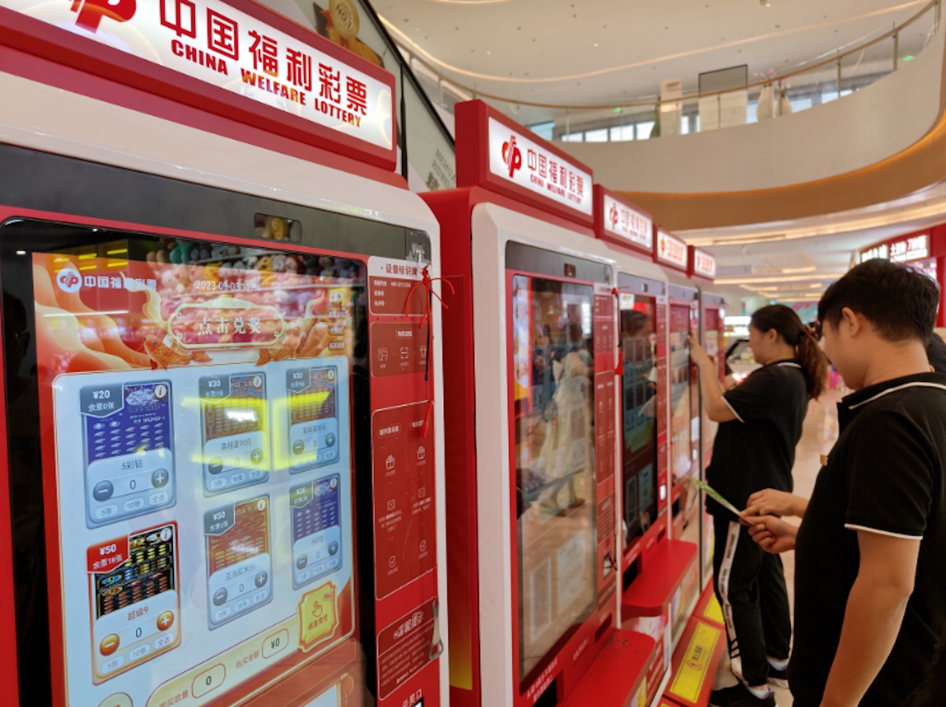 商場中成排的自助彩券機(深圳微時光授權使用) 商場中成排的自助彩券機(深圳微時光授權使用)
