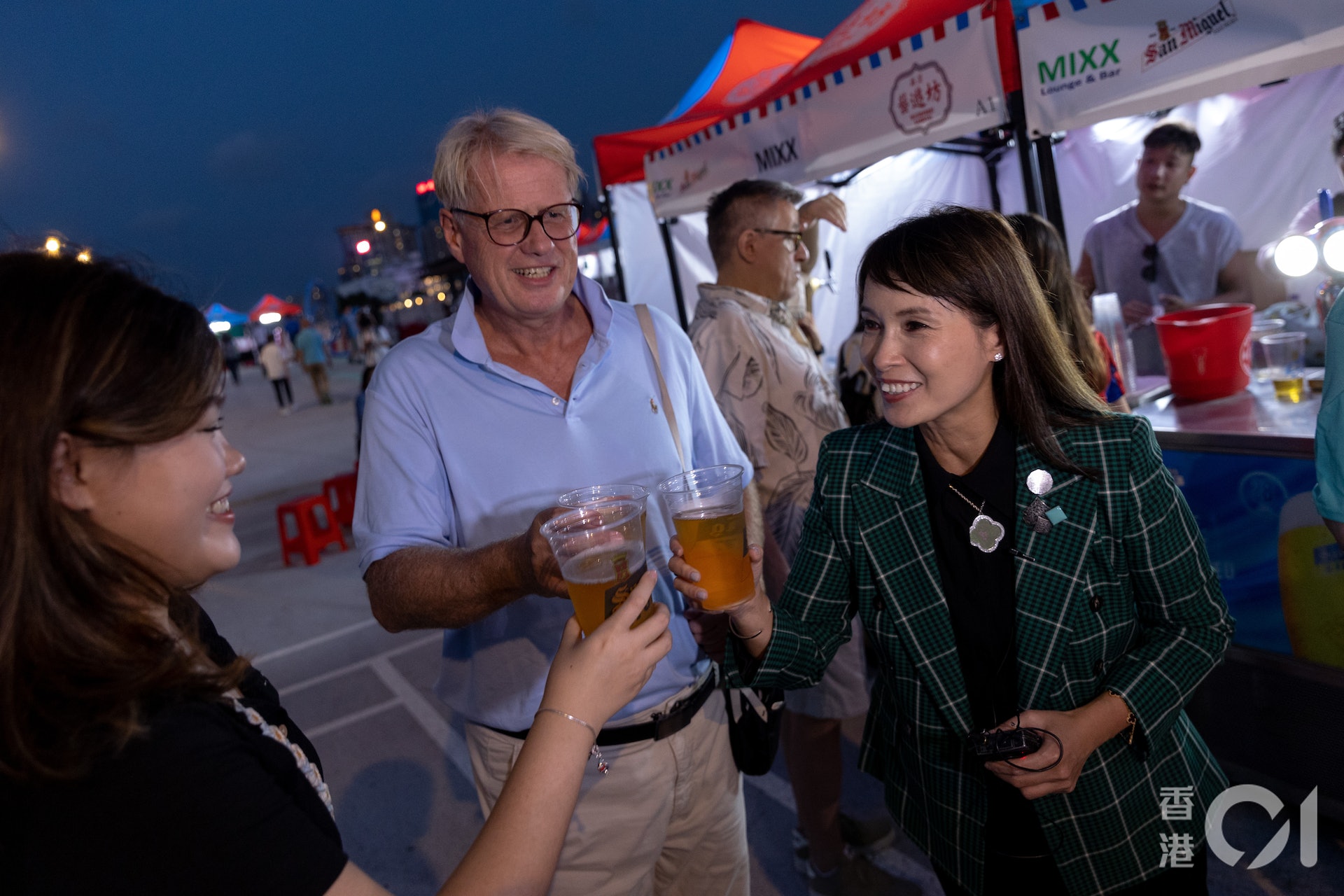 選委界立法會議員江玉歡與男友Stefan在「藝遊坊」食肆開檔即入內逛一逛。(夏家朗攝) 選委界立法會議員江玉歡與男友Stefan在「藝遊坊」食肆開檔即入內逛一逛。(夏家朗攝)