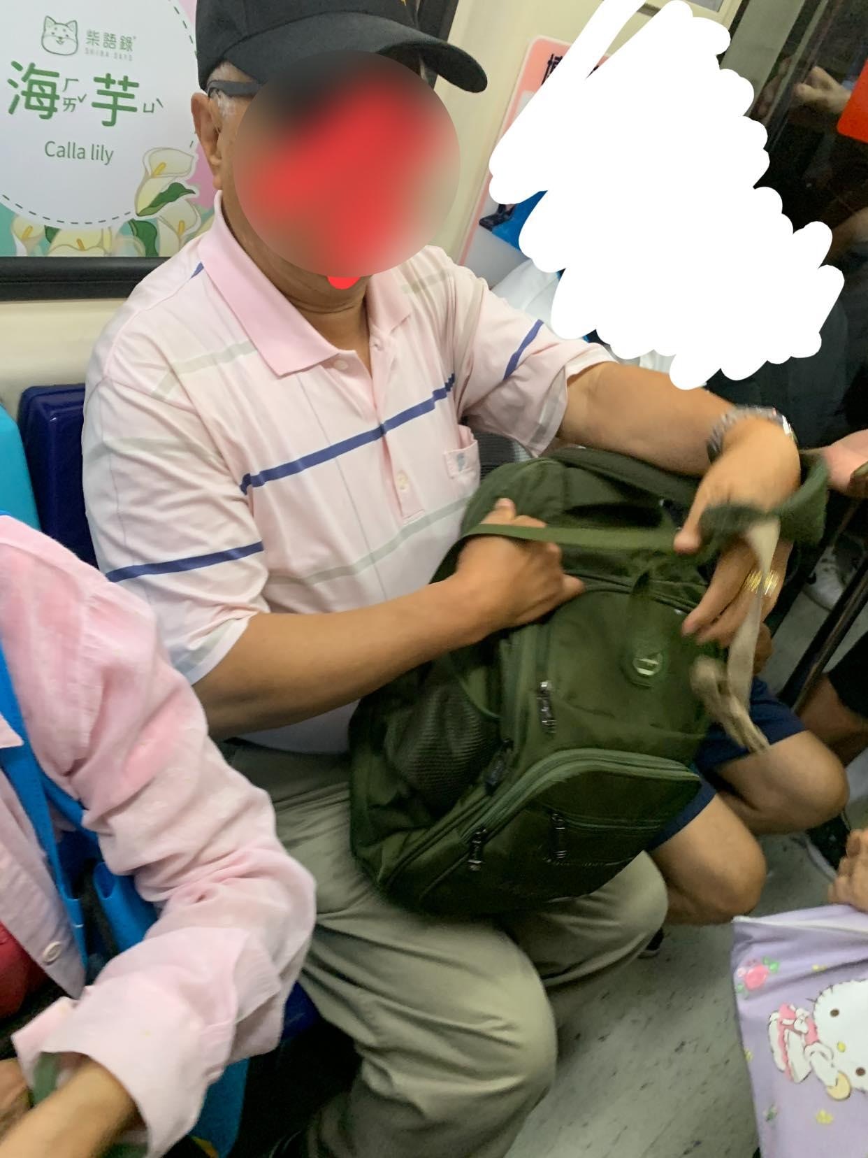 女生坐捷運時因腳傷坐着，被黑超阿伯要求讓座。（fb群組「爆怨公社」圖片）