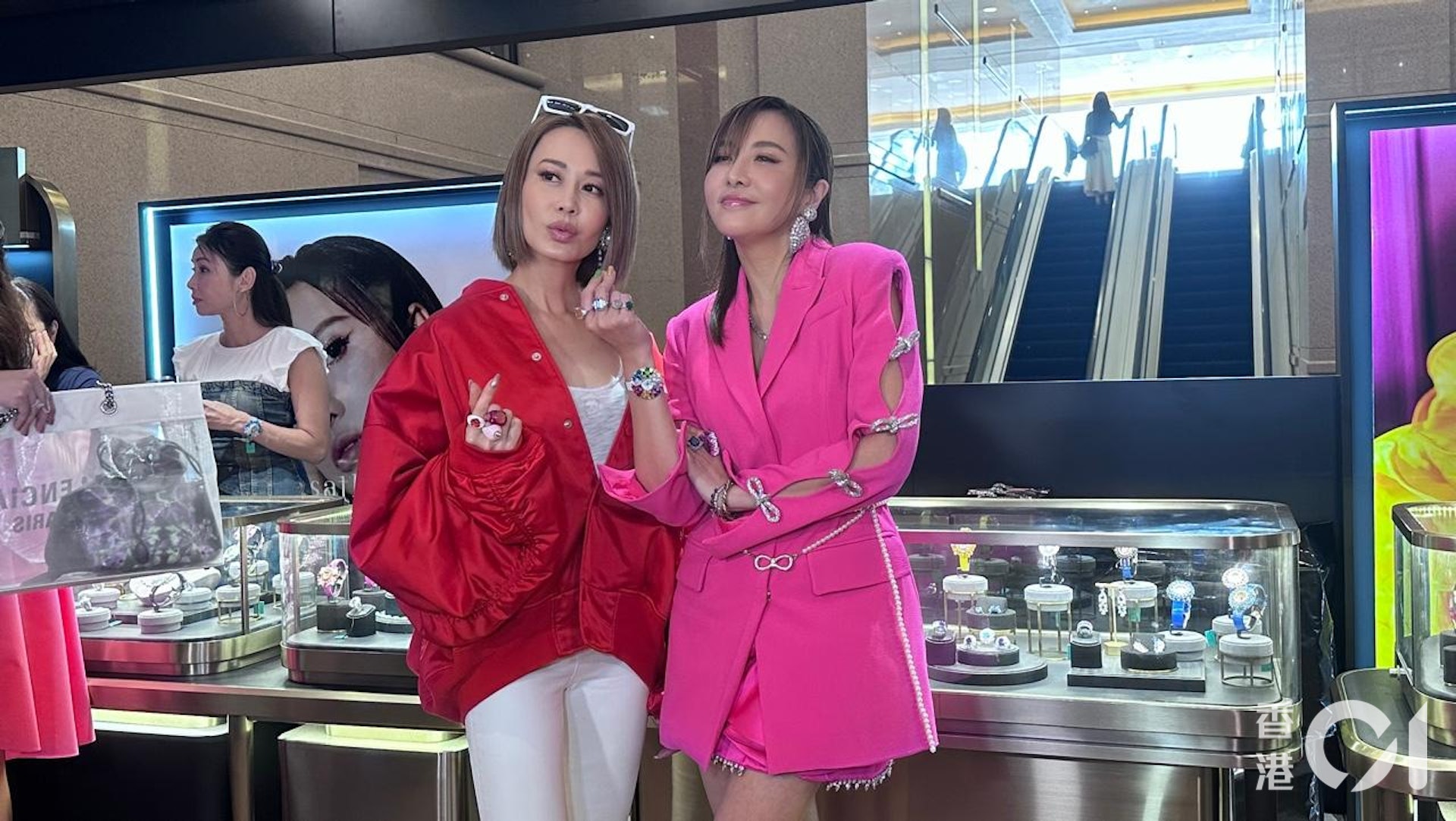 Christy 旗下法國著名鐘錶品牌「Crisathena」尖沙咀新店開幕禮,(左)好友孫佳君當然出席撐場。(吳子生攝) Christy 旗下法國著名鐘錶品牌「Crisathena」尖沙咀新店開幕禮,(左)好友孫佳君當然出席撐場。(吳子生攝)