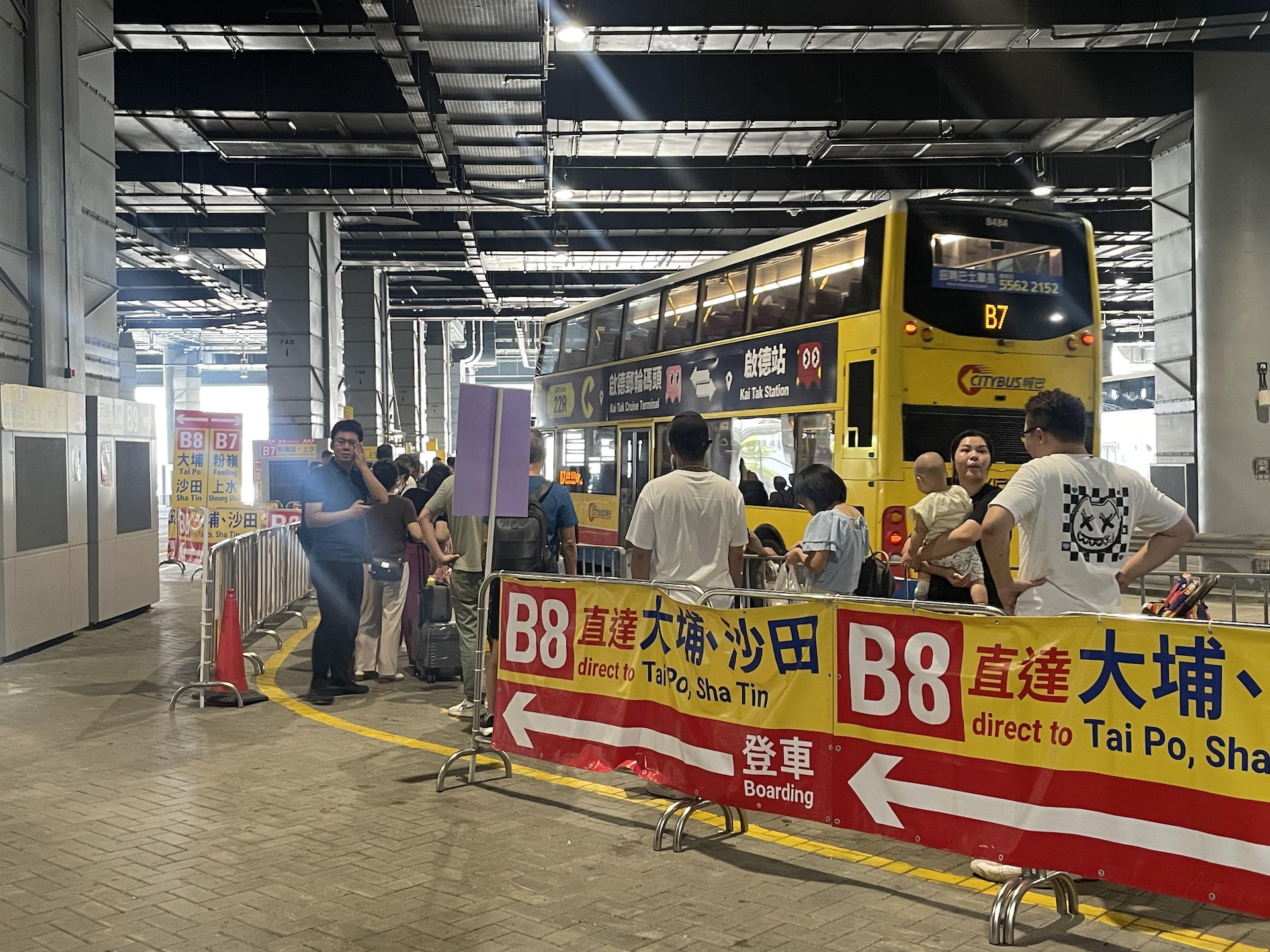 雖然遊客眾多,但由於巴士站與旅遊巴停泊處的位置分開,因此未有造成混亂。(鄧宇詩攝) 雖然遊客眾多,但由於巴士站與旅遊巴停泊處的位置分開,因此未有造成混亂。(鄧宇詩攝)
