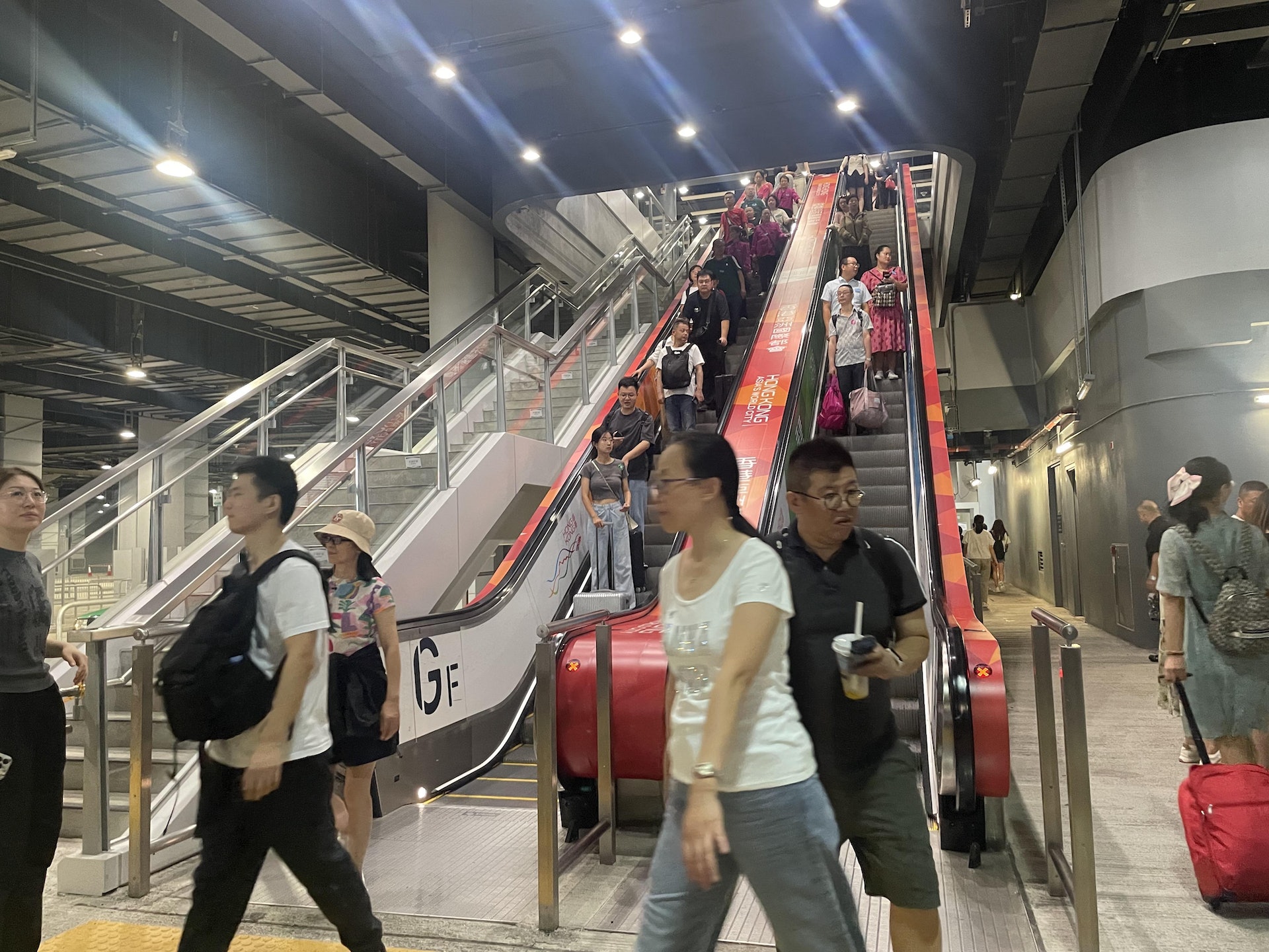 內地十一黃金周今(29日)開始,亦為內地疫後首個通關的十一黃金週。不過仍有大量旅客選擇來港,早上九時多已有大量內地遊客在香園圍口岸聚集,當中超過十組為團客。(鄧宇詩攝) 內地十一黃金周今(29日)開始,亦為內地疫後首個通關的十一黃金週。不過仍有大量旅客選擇來港,早上九時多已有大量內地遊客在香園圍口岸聚集,當中超過十組為團客。(鄧宇詩攝)