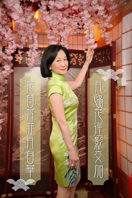 今次曝光的賀圖可以說是一式兩款，一款持着小燈籠，正面望鏡頭，配上「中秋節快樂」祝褔語；一款輕撫桃花，回眸望鏡頭，配上「月臨花徑影交加，花自芳菲月自華」的詩句。(葉劉淑儀FB)