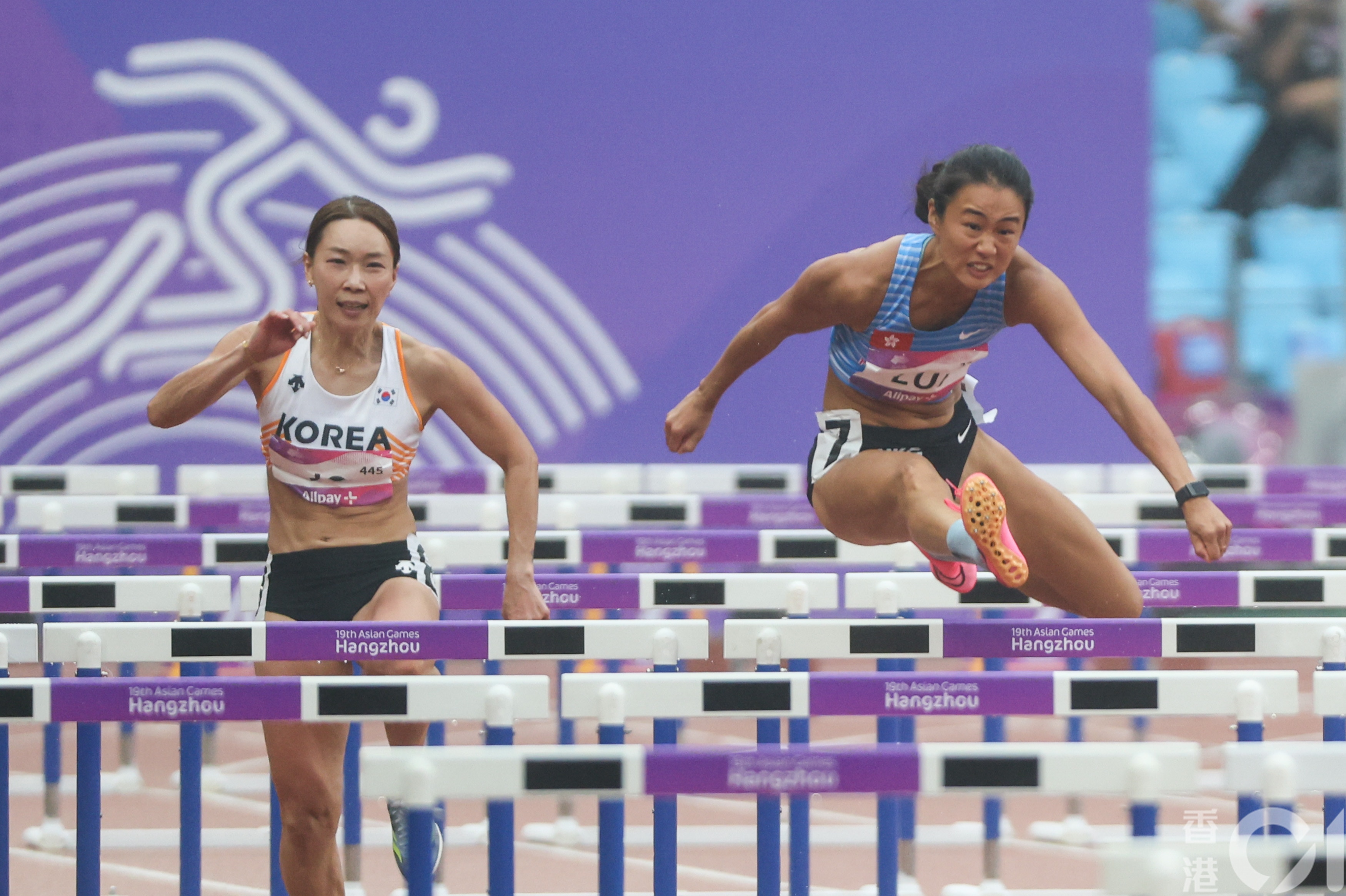 杭州亞運：女子100米跨欄預賽，圖為呂麗瑤（右）。（林靄怡攝）