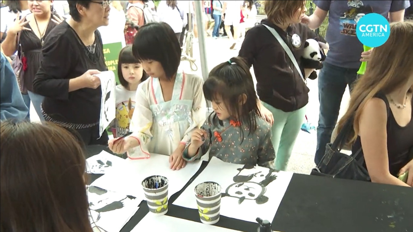 美國華盛頓國家動物園近日為三隻旅美大熊貓舉辦多場「告別派對」，吸引大批遊客參加。（影片截圖）