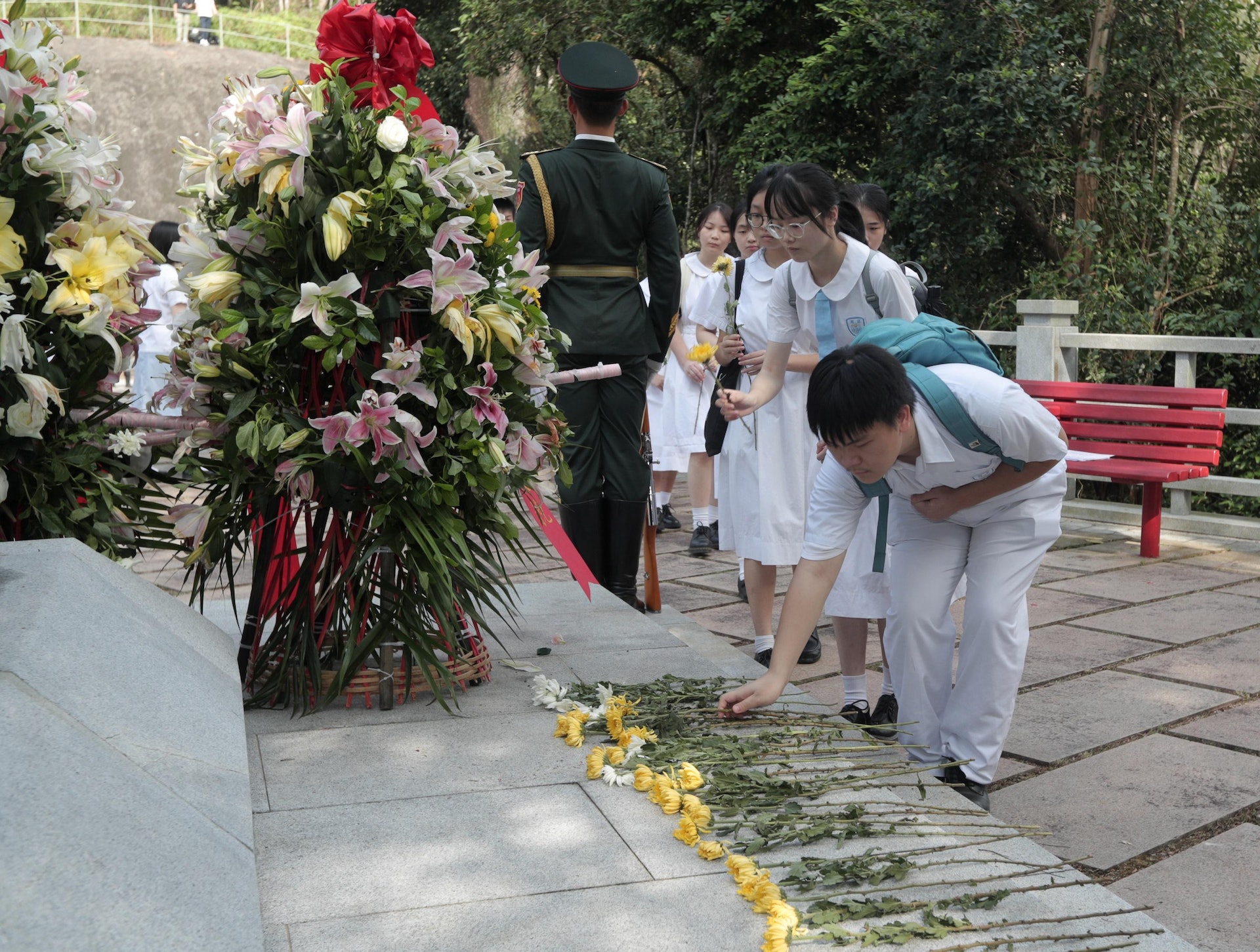 香港中小學師生代表在的烈士紀念日(9月30日)到新界的烏蛟騰烈士紀念園,瞻仰抗日英烈紀念碑(解放軍駐港部隊圖片) 香港中小學師生代表在的烈士紀念日(9月30日)到新界的烏蛟騰烈士紀念園,瞻仰抗日英烈紀念碑(解放軍駐港部隊圖片)