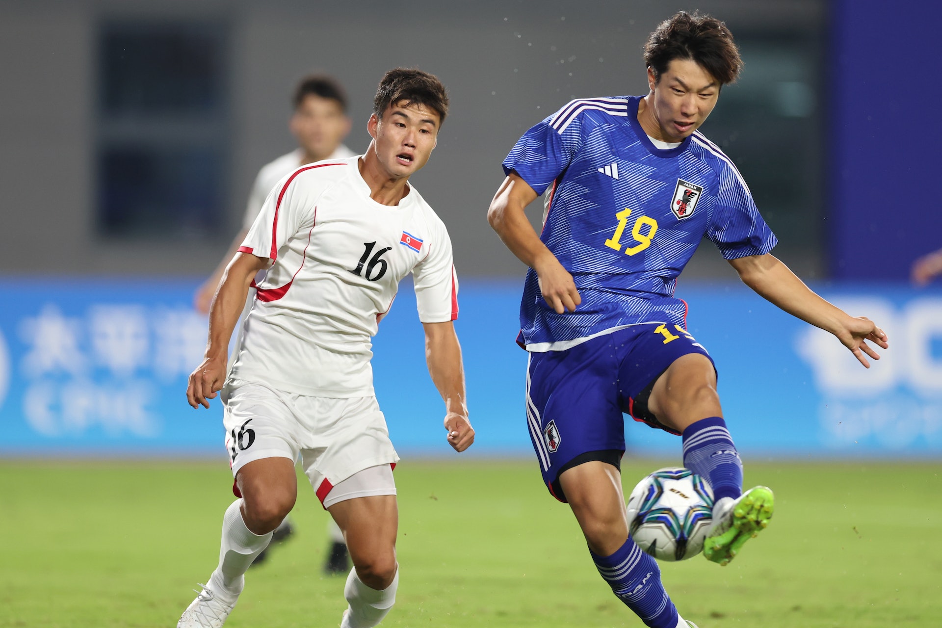 日本今場由內野航太郎(右)先拔頭籌。(新華社) 日本今場由內野航太郎(右)先拔頭籌。(新華社)