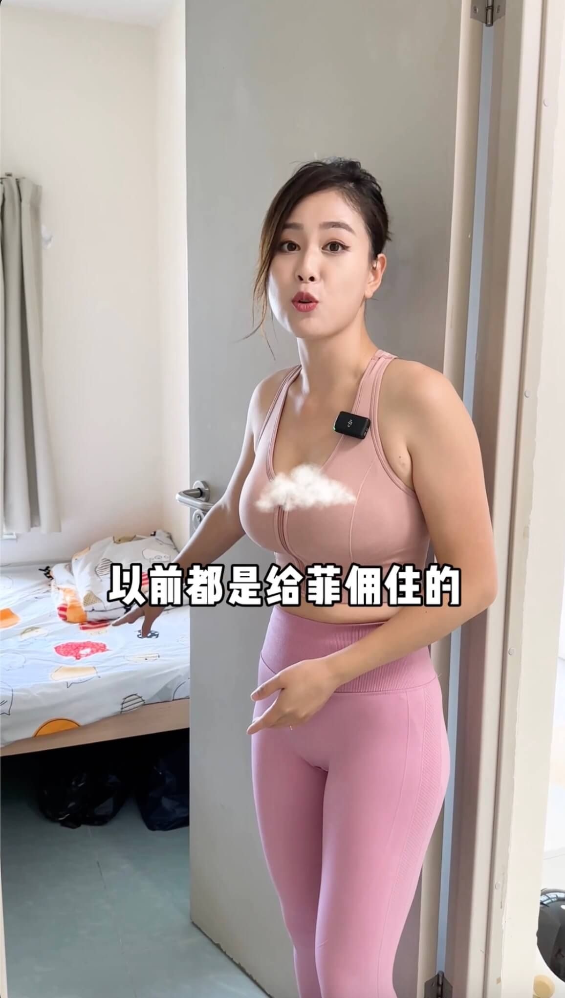 女戶主指主人房「不算大，很窄，但在香港算是不錯的了」，另一細房則是工人房，是以前菲傭睡房。（影片截圖）