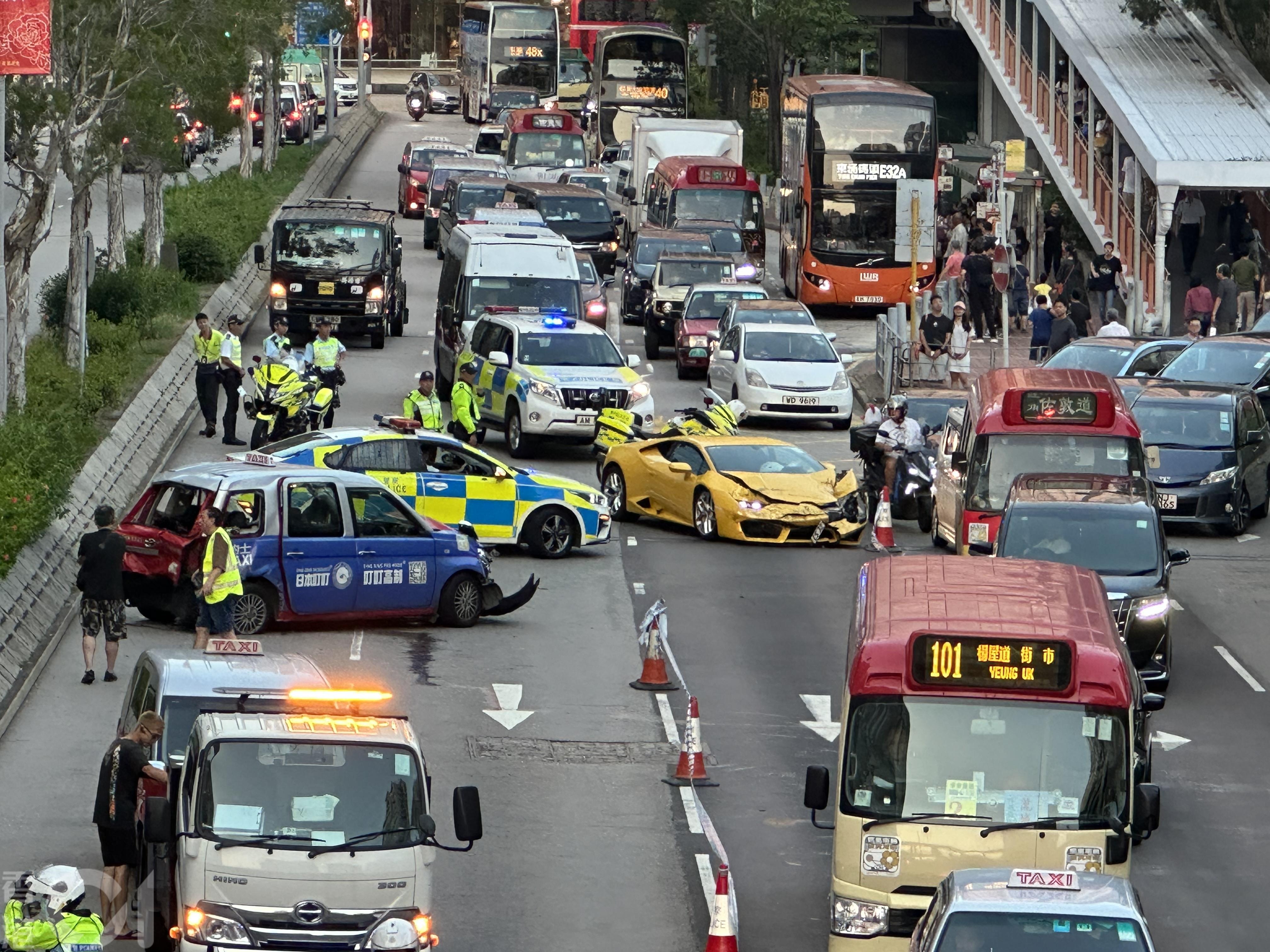 一輛的士疑爬頭轉線時，尾隨的林寶堅尼收掣不及猛撼，再波及另一輛的士。（王譯揚攝)