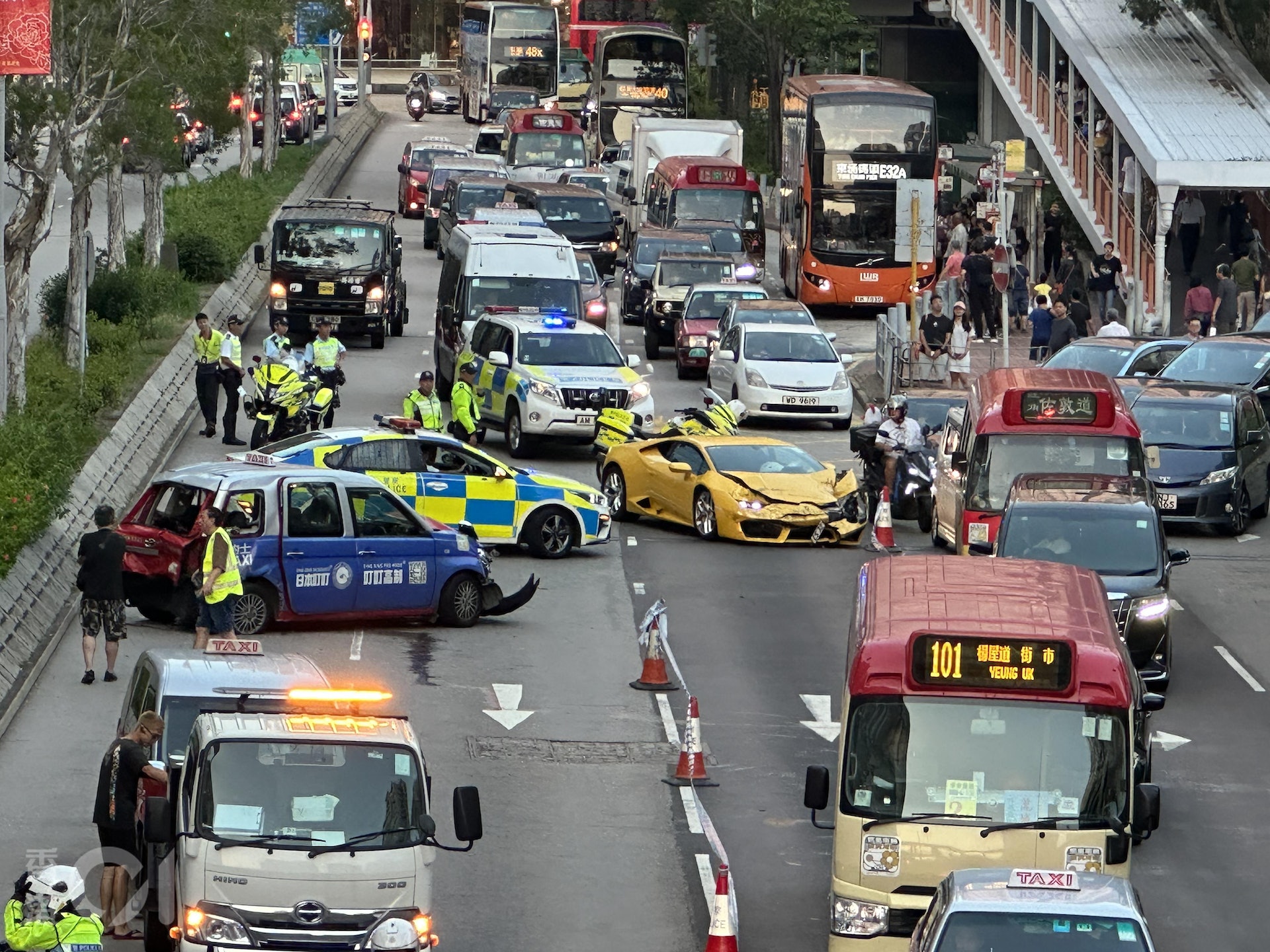一輛的士疑爬頭轉線時,尾隨的林寶堅尼收掣不及猛撼,再波及另一輛的士。(王譯揚攝)