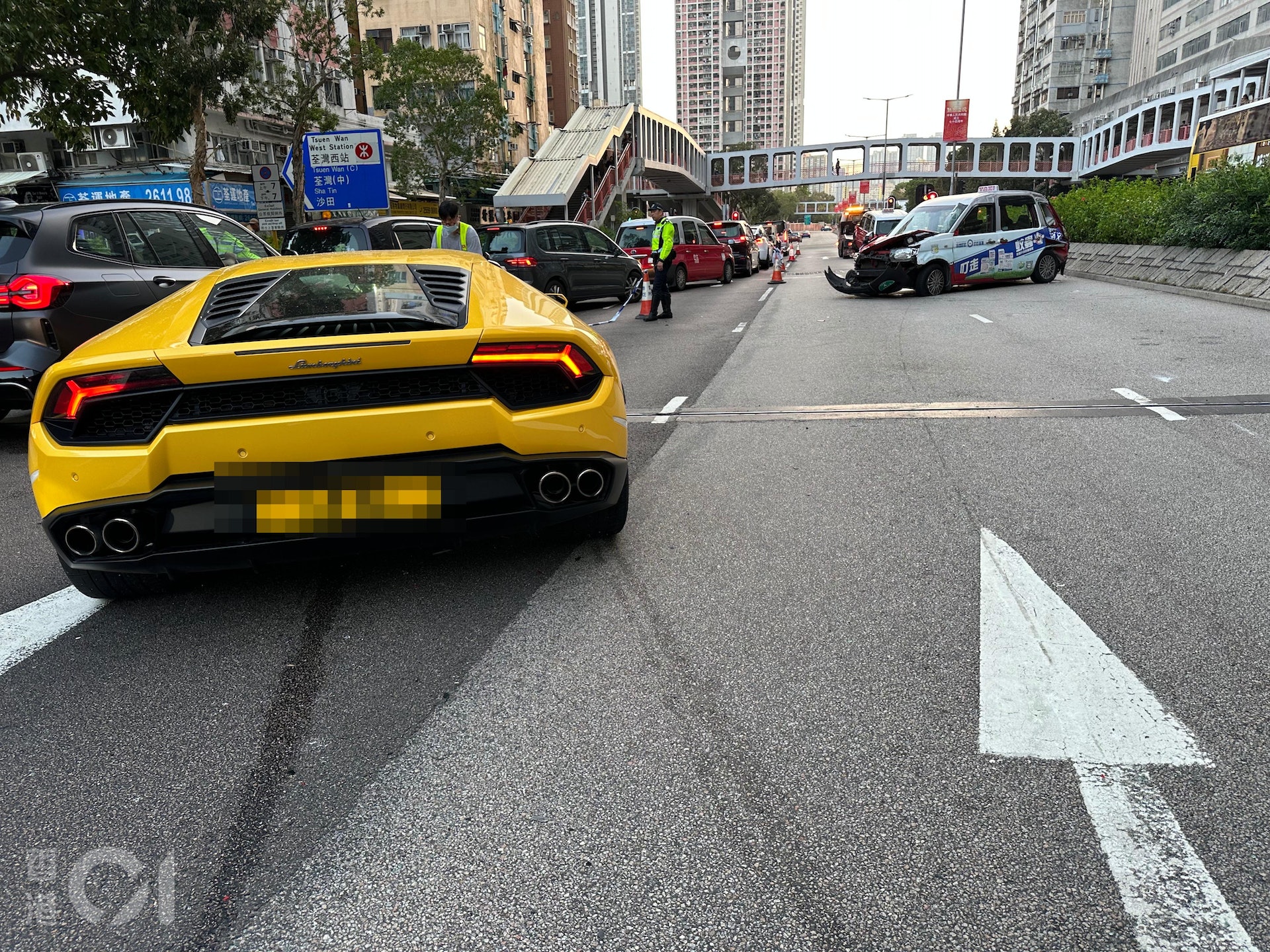 一輛的士疑爬頭轉線時,尾隨的林寶堅尼收掣不及猛撼,再波及另一輛的士。(王譯揚攝)