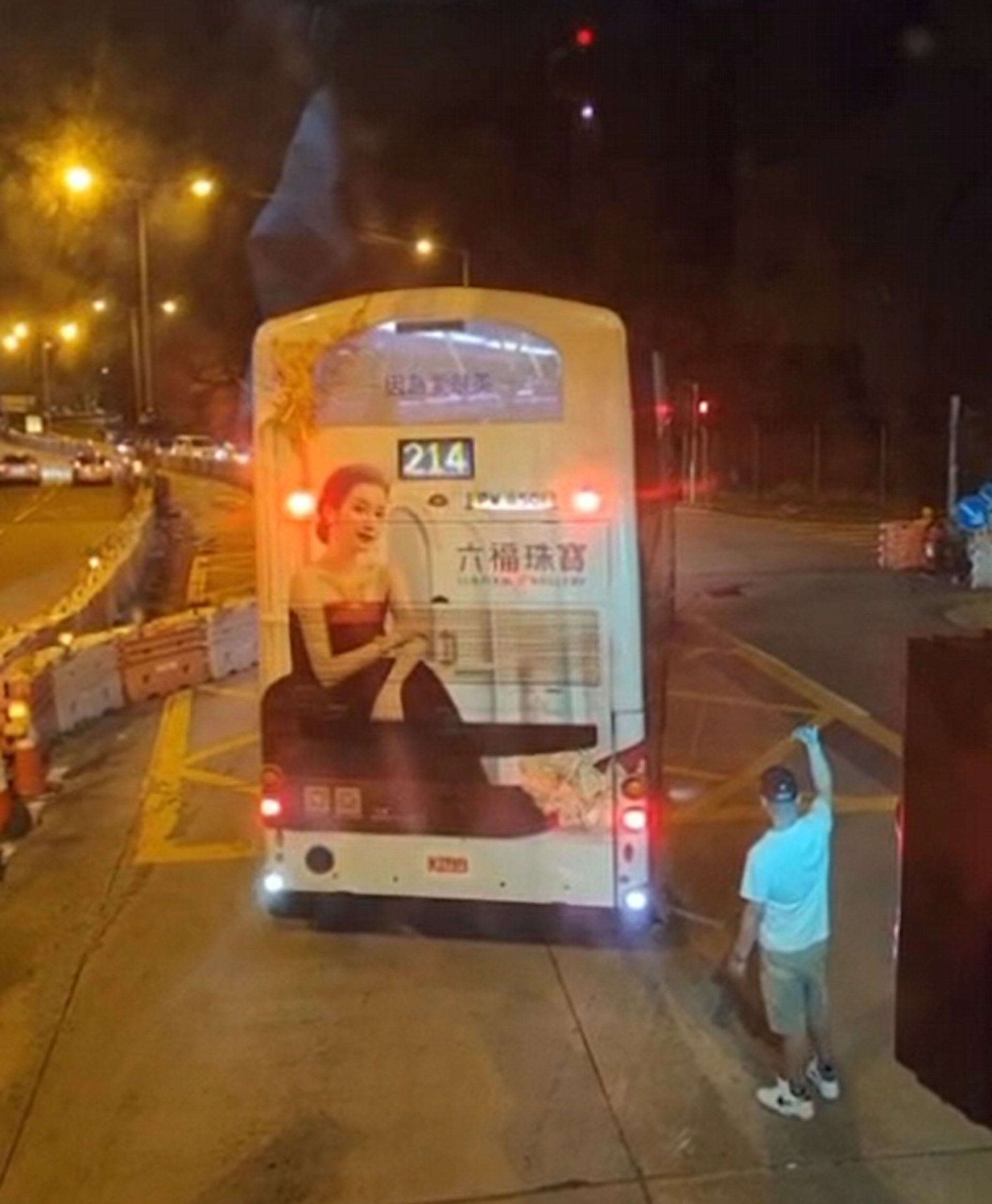 片段可見前車巴士正在倒車,一名男乘客疑為其「睇位」。隨後巴士撞向後車。(網上片段截圖) 片段可見前車巴士正在倒車,一名男乘客疑為其「睇位」。隨後巴士撞向後車。(網上片段截圖)