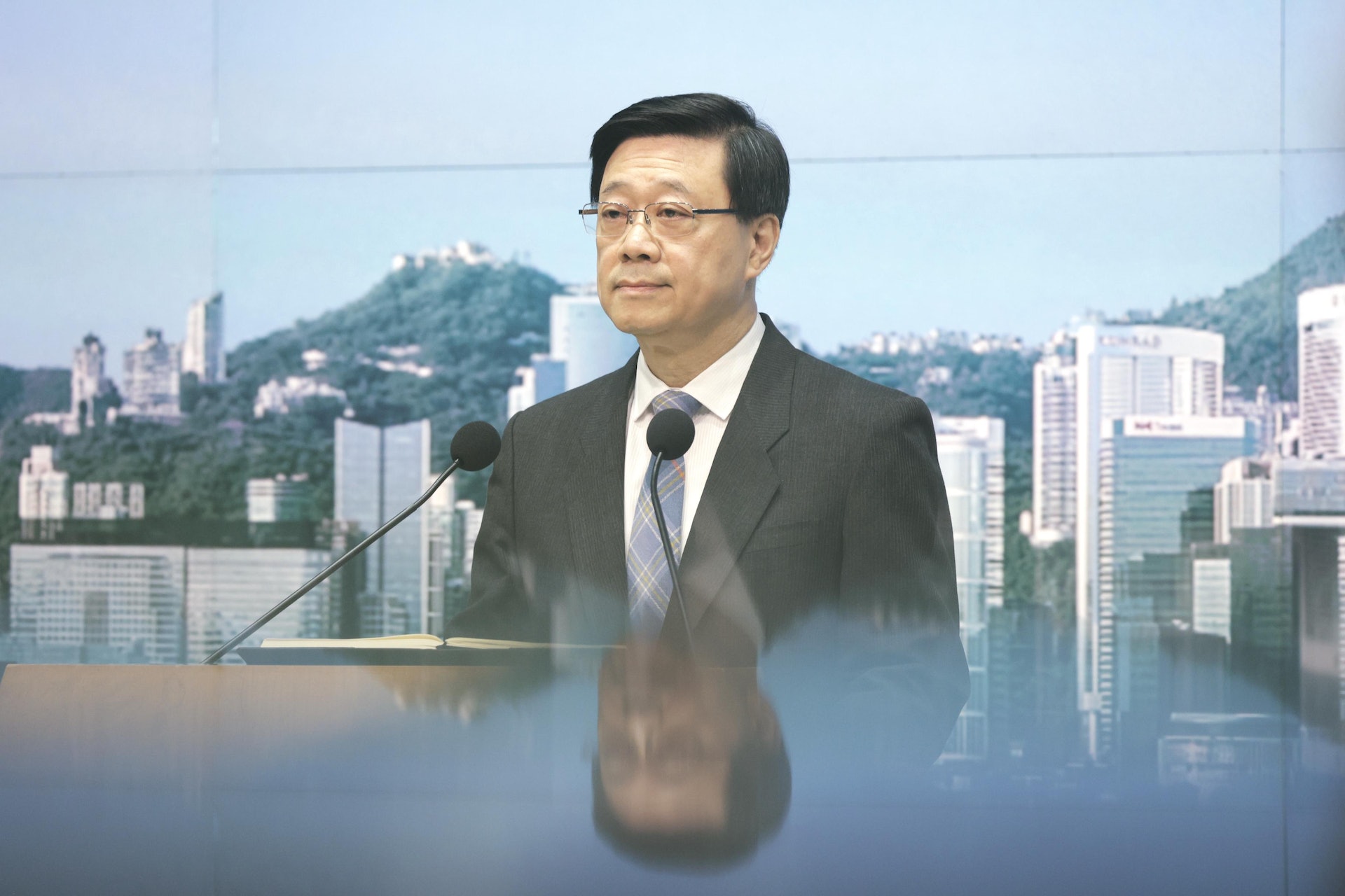 李家超行會前見記者。(歐嘉樂攝) 李家超行會前見記者。(歐嘉樂攝)