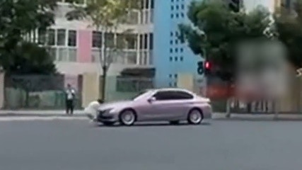 撞車黨｜江西街頭上演追擊式「碰瓷」　老人死拽車頭不放被拖行