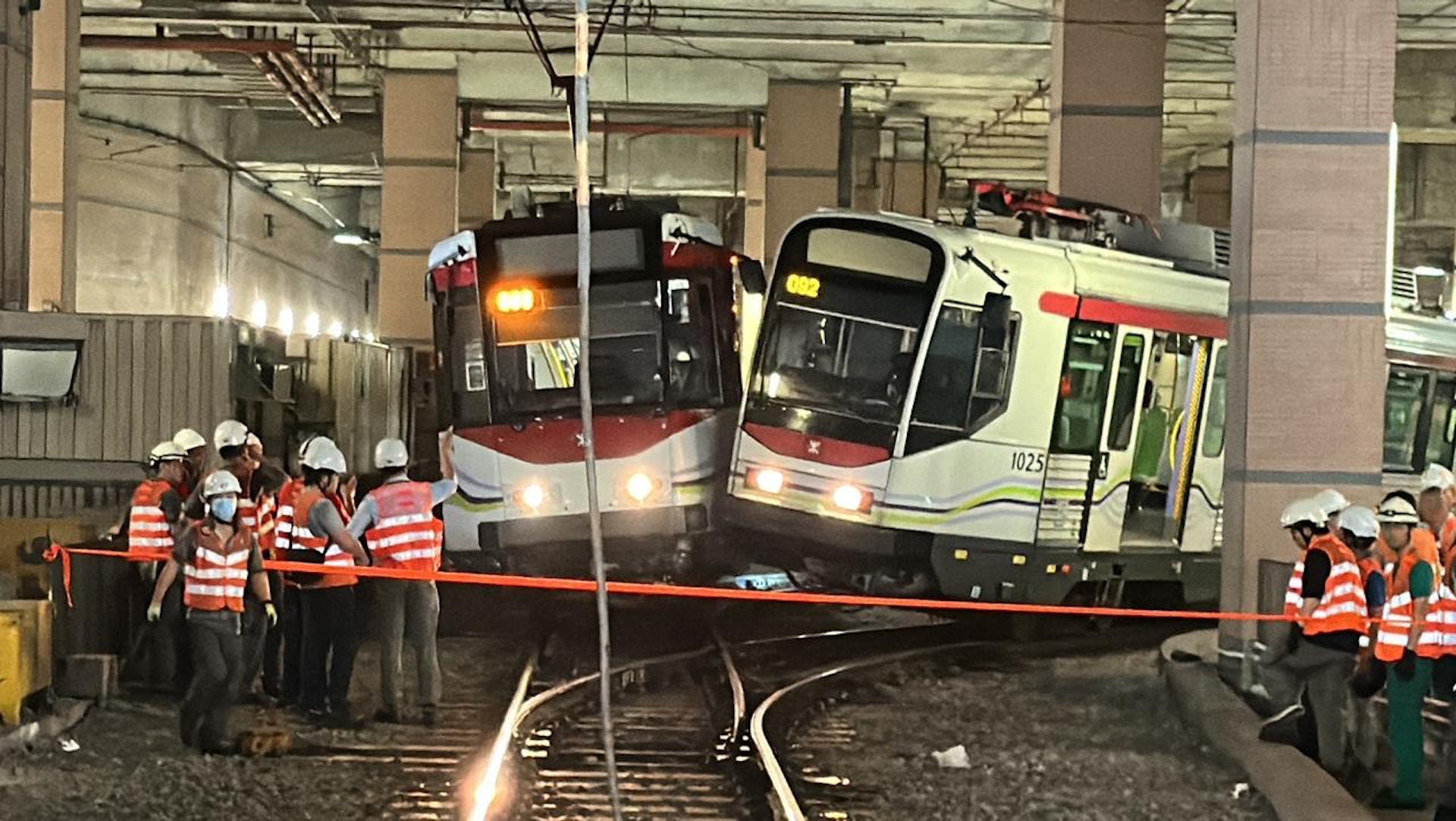 兩列輕鐵車頭對撼。(馬耀文攝) 兩列輕鐵車頭對撼。(馬耀文攝)