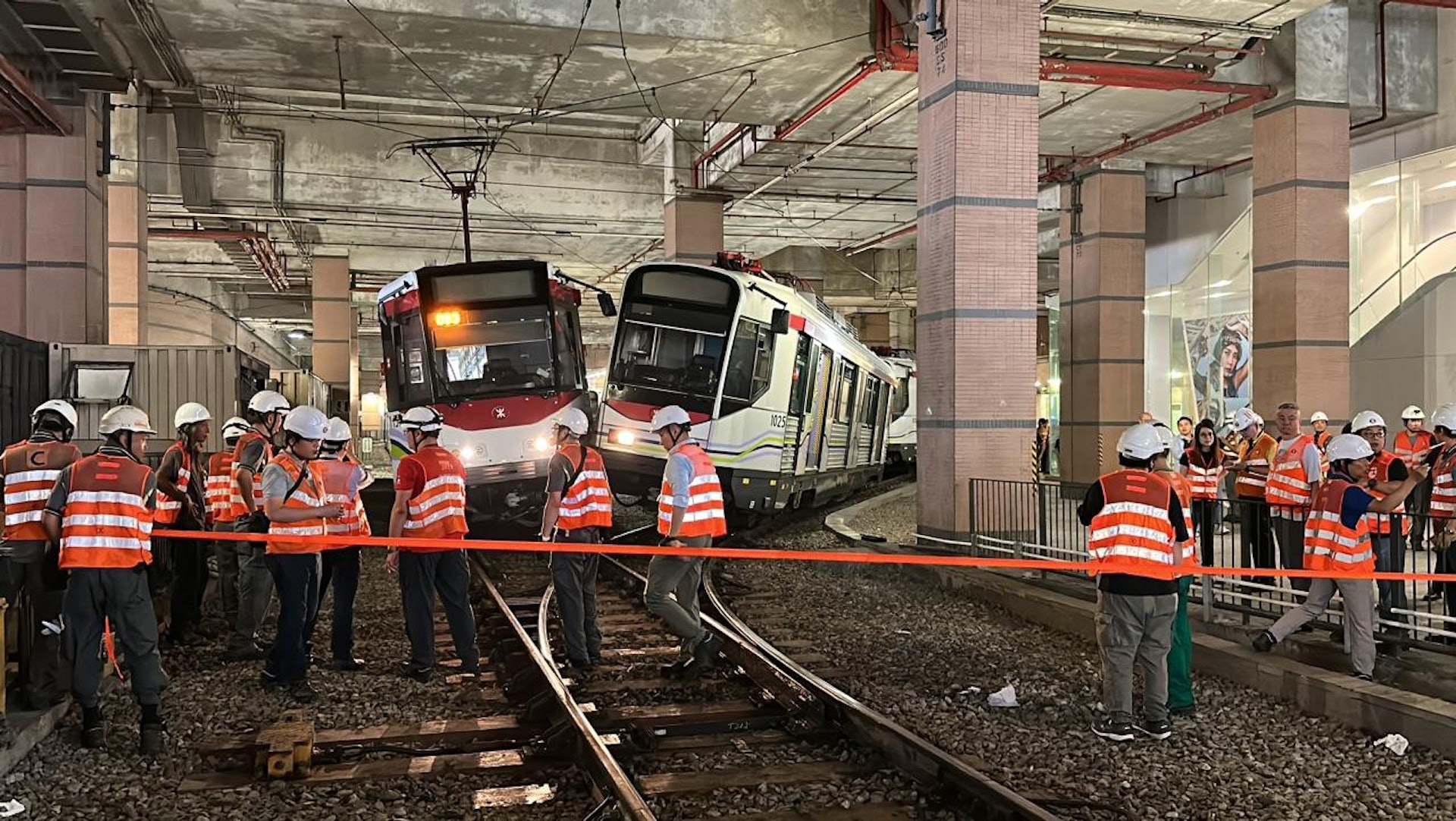兩列輕鐵車頭對撼,大批工程人員在場處理。(馬耀文攝) 兩列輕鐵車頭對撼,大批工程人員在場處理。(馬耀文攝)