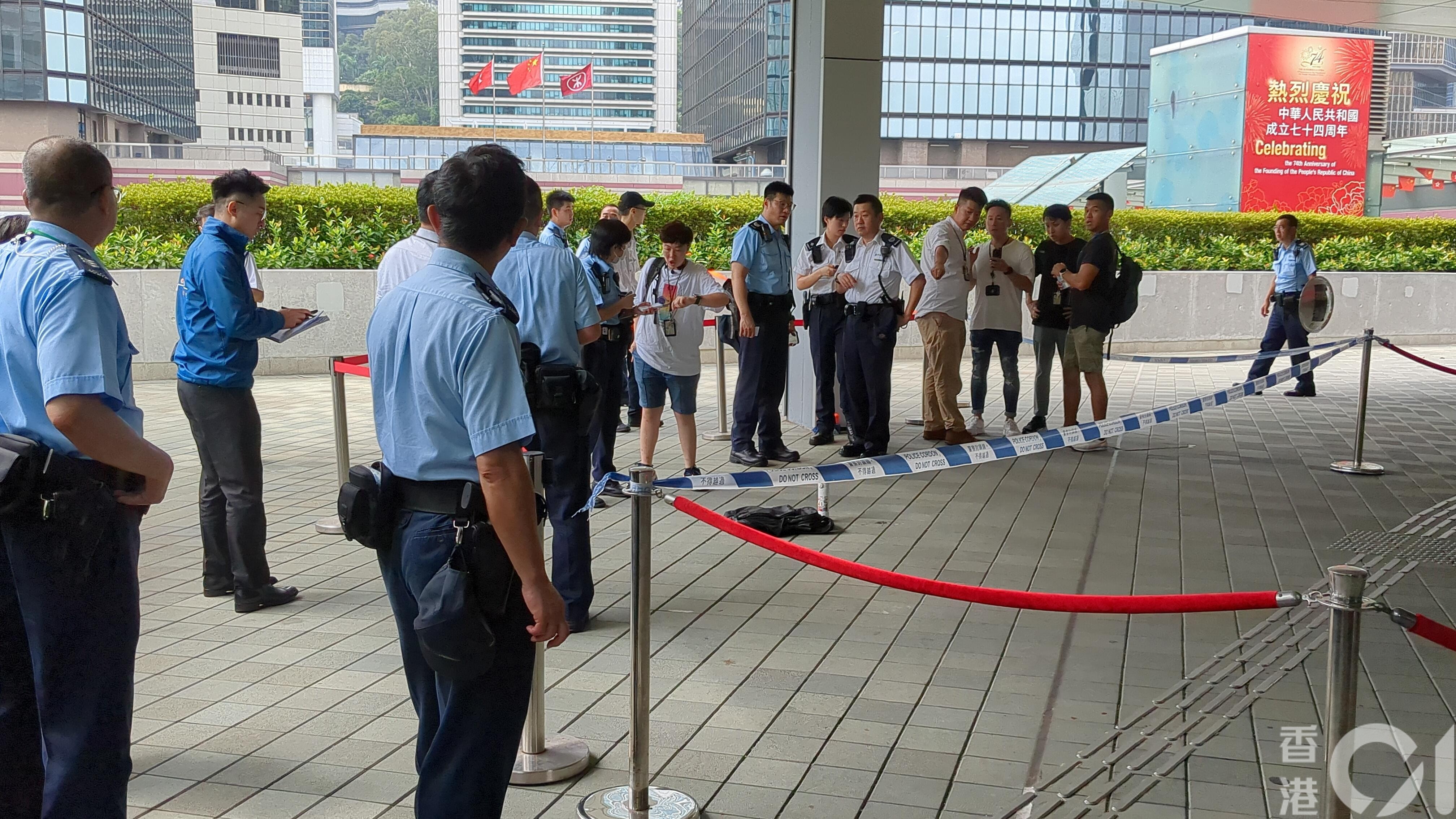 大批警員接報趕到政總天橋。（黃偉民攝）