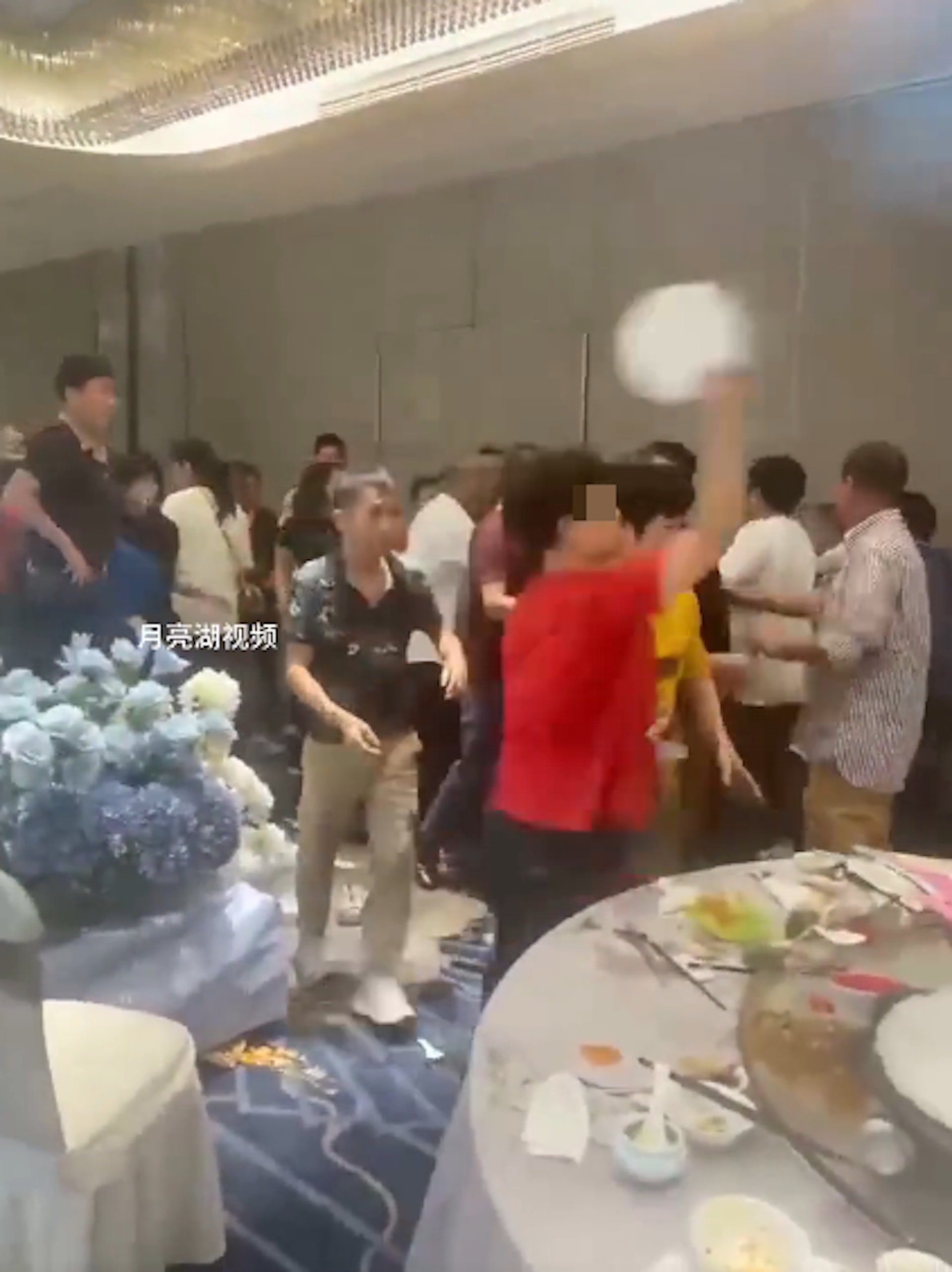 內地瘋傳1段「婚禮大亂鬥」影片,見到男 雙方家人在婚禮現場「打成一片」,砸凳、「掟碟」相當勇武混亂。(影片截圖) 內地瘋傳1段「婚禮大亂鬥」影片,見到男 雙方家人在婚禮現場「打成一片」,砸凳、「掟碟」相當勇武混亂。(影片截圖)