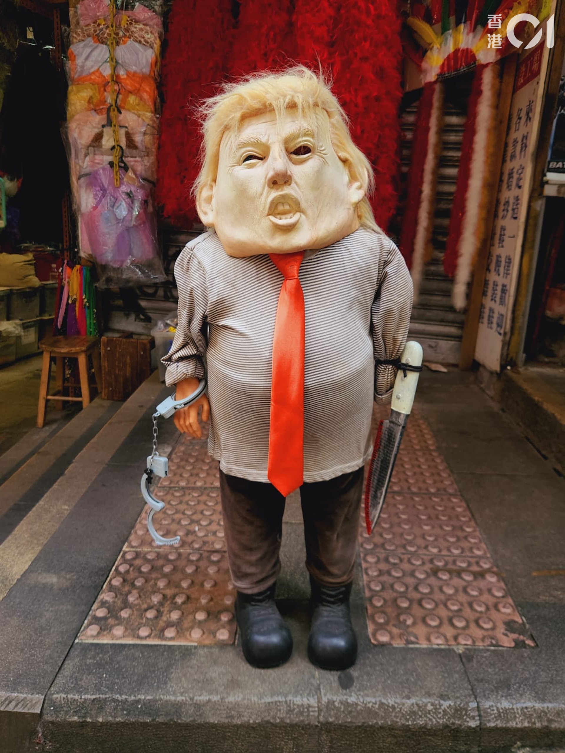 砵典乍街掛滿了萬聖節商品讓大家選購(何以諾攝) 砵典乍街掛滿了萬聖節商品讓大家選購(何以諾攝)