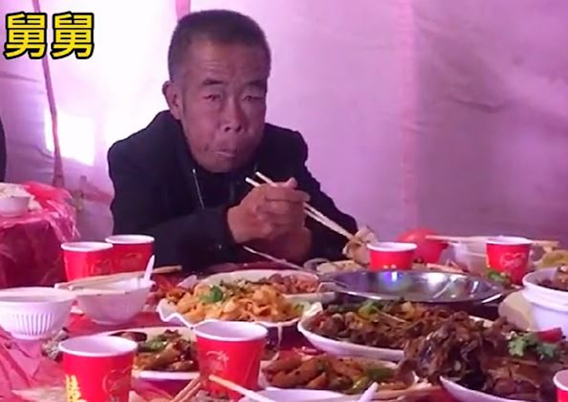 網傳一名依靠拾荒維生的老翁參加外甥的婚宴,封了3萬元人民幣(約3.26萬港元)人情,但懷疑外甥嫌棄舅父拾荒漢的身份,安排他單獨一枱,而且端上剩飯剩菜。(抖音影片截圖) 網傳一名依靠拾荒維生的老翁參加外甥的婚宴,封了3萬元人民幣(約3.26萬港元)人情,但懷疑外甥嫌棄舅父拾荒漢的身份,安排他單獨一枱,而且端上剩飯剩菜。(抖音影片截圖)