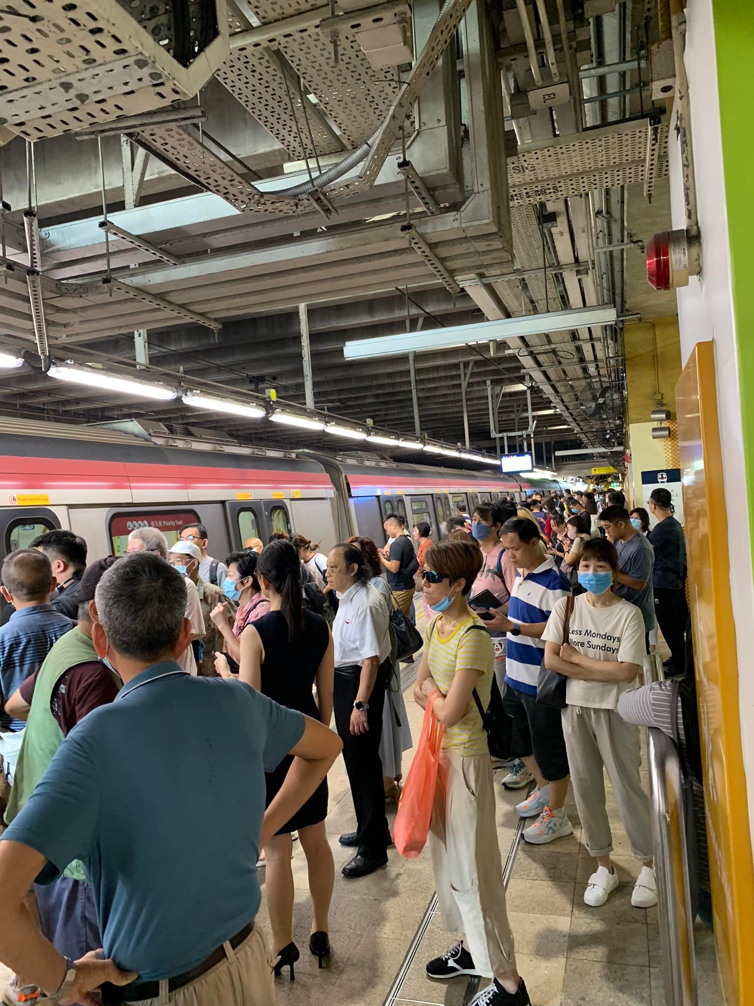 港鐵粉嶺站有人墮軌被列車撞倒，上水來回太和站服務暫停。（Rabin Wong／北區之友）