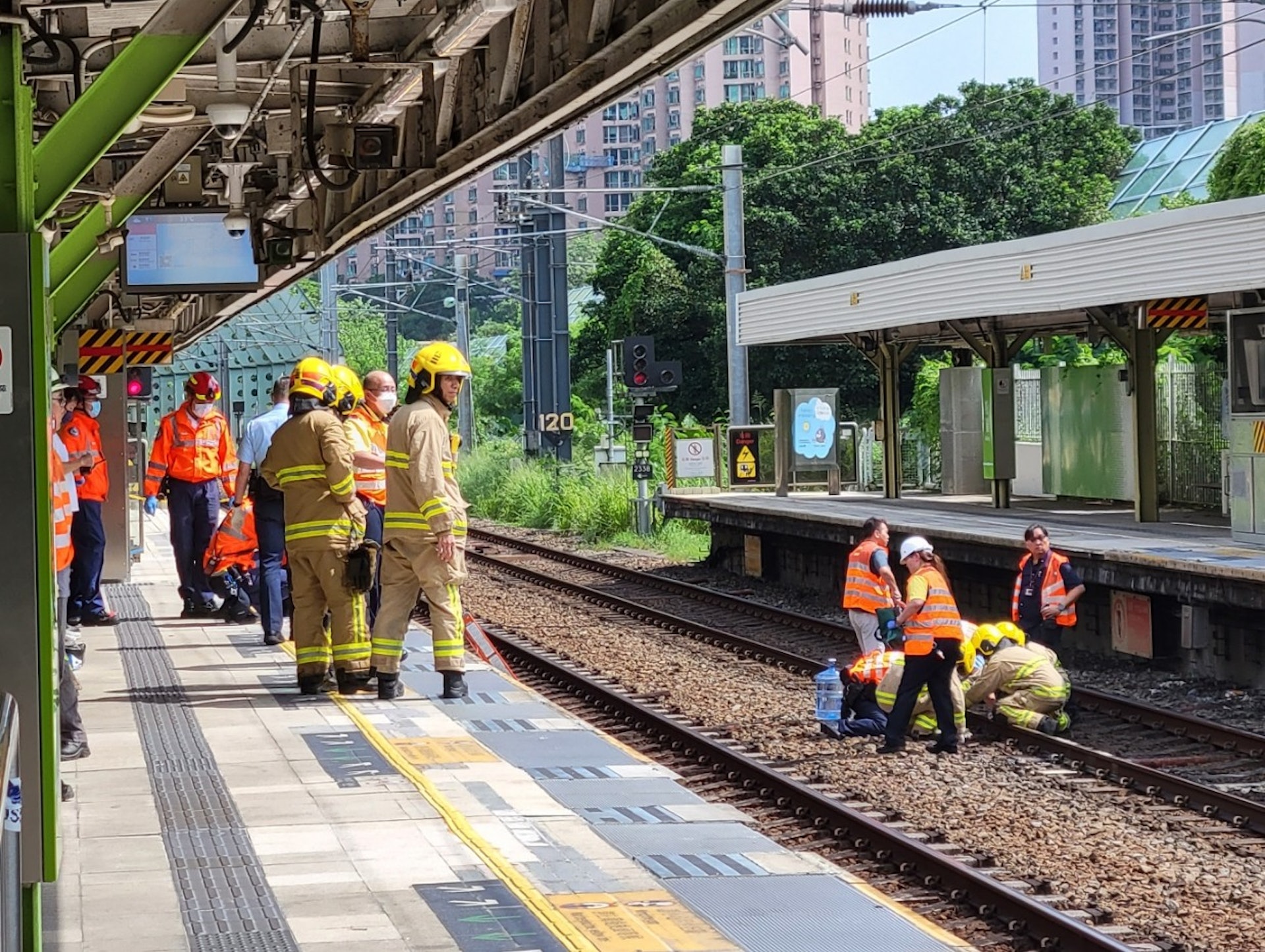 港鐵粉嶺站男子墮軌被列車撞倒,上水來回太和站服務暫停。(蔡正邦攝)