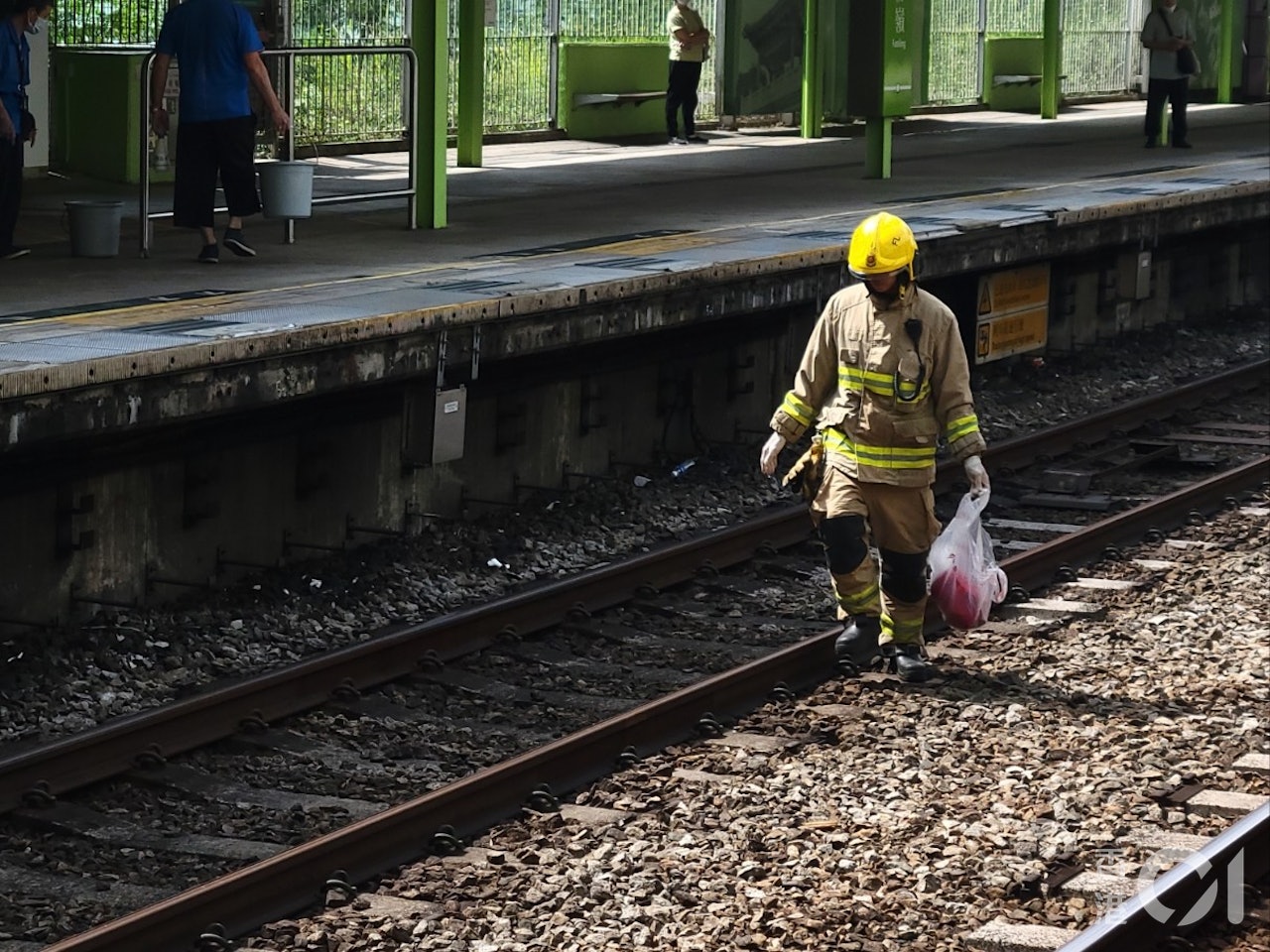 港鐵粉嶺站男子墮軌被列車撞倒,上水來回太和站服務暫停。(蔡正邦攝) 港鐵粉嶺站男子墮軌被列車撞倒,上水來回太和站服務暫停。(蔡正邦攝)