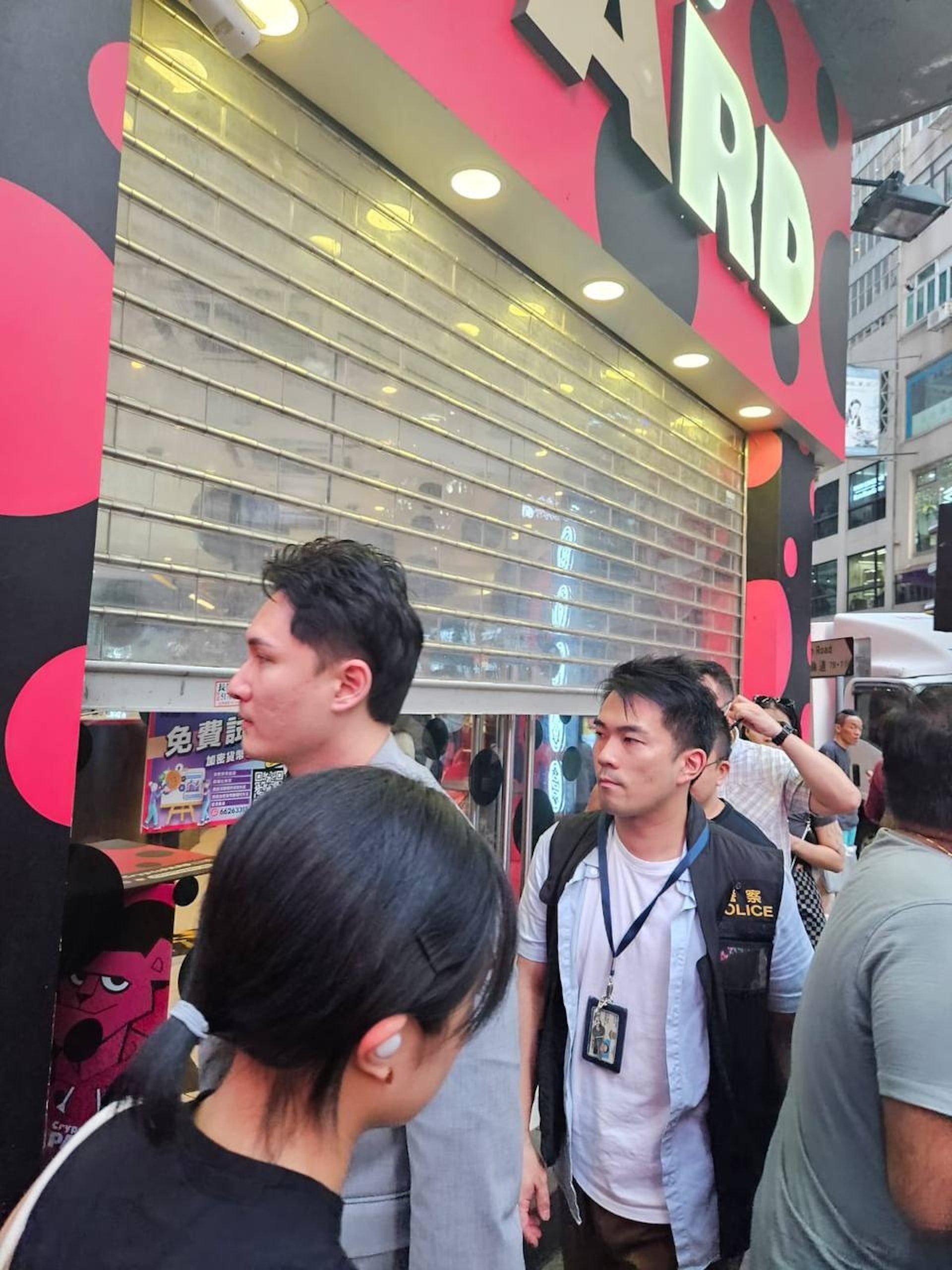 陳小龍今日下午(10月5日)被探員帶往加密豹OTC店調查。(互聯網) 陳小龍今日下午(10月5日)被探員帶往加密豹OTC店調查。(互聯網)