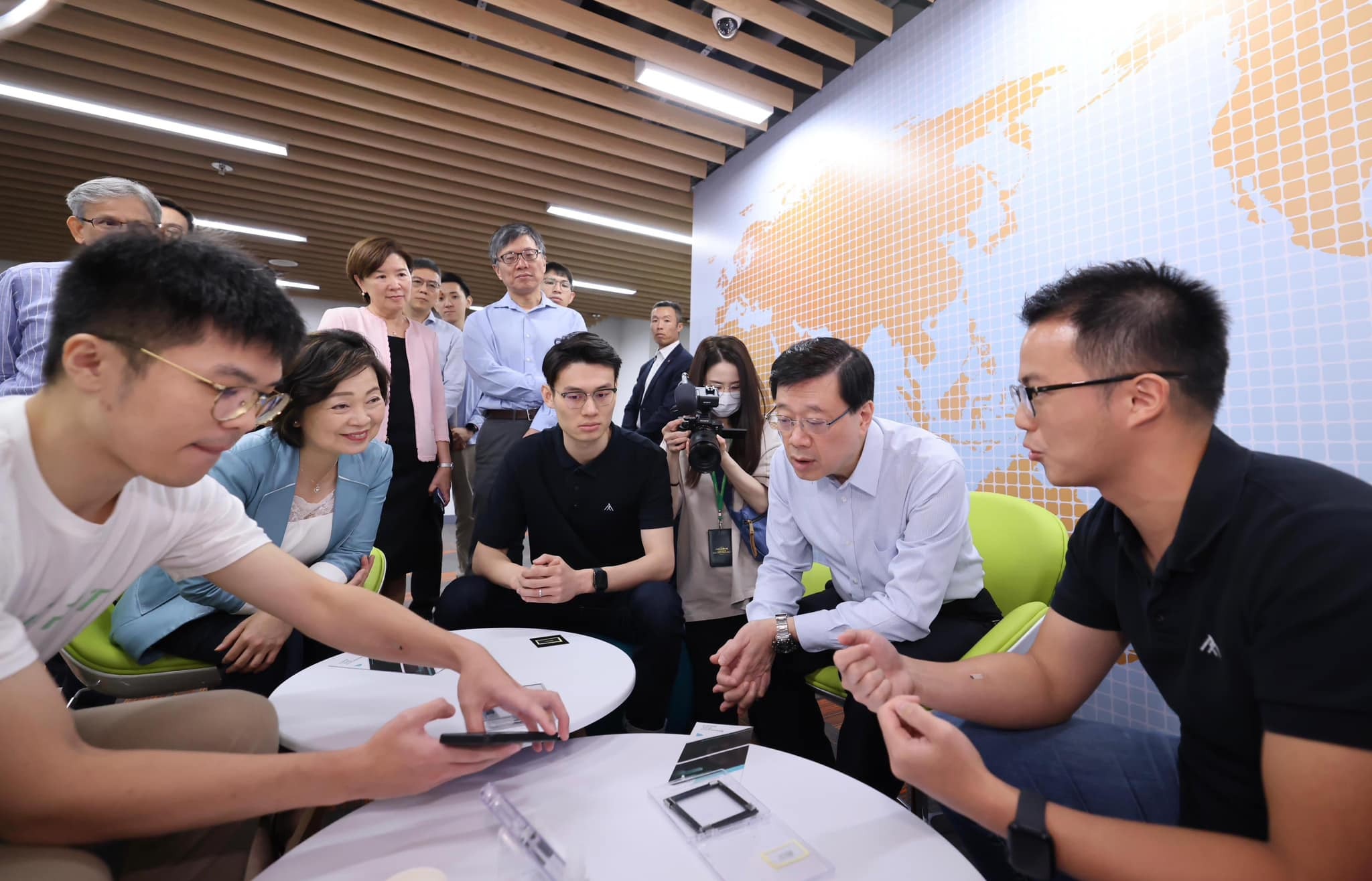 施政報告｜李家超到科大與學生交流籲留港發展：梗係要搞好呢個家