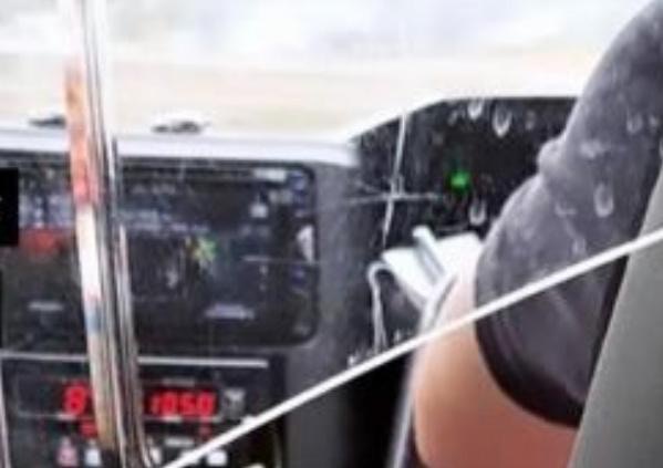 上的士後，樓主見到的士計費標示器已預設增加105元。（網上圖片）