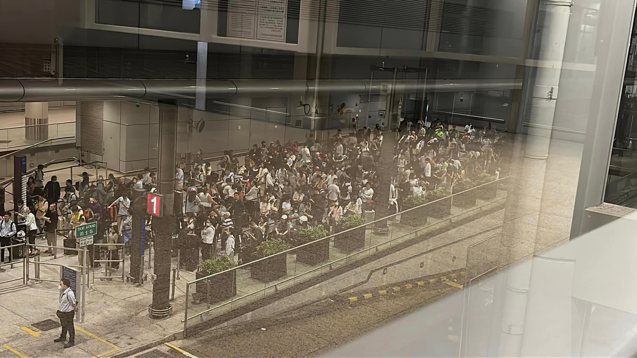 大批旅客颱風下在機場候車。（鄭承隆Facebook相片）