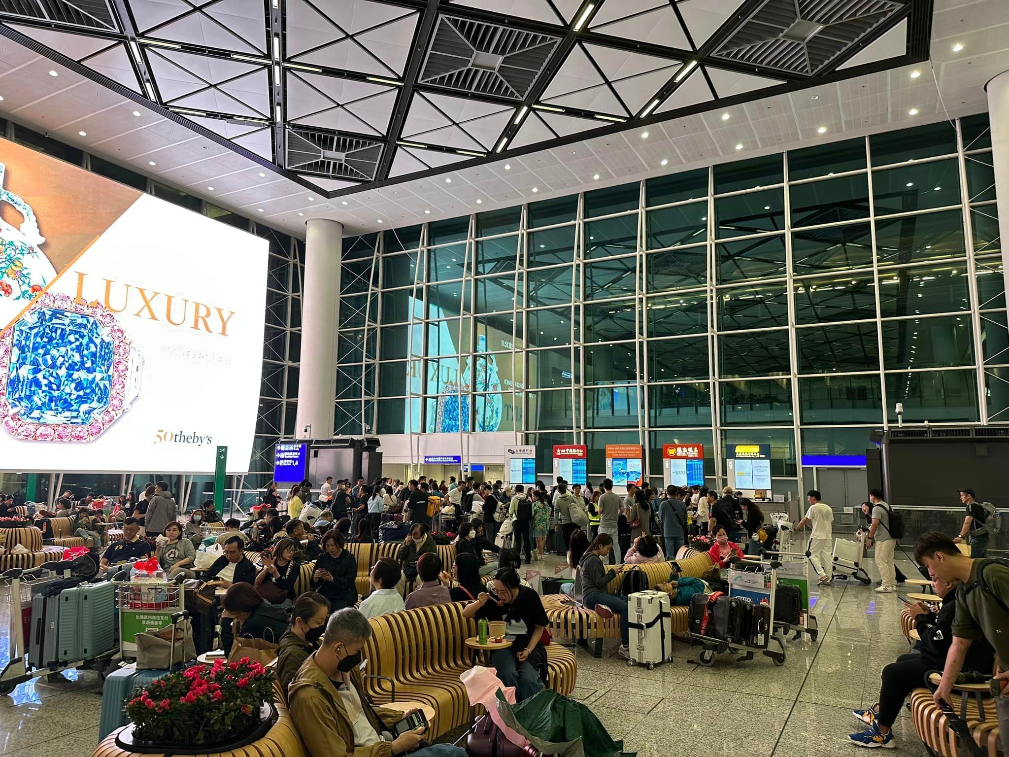 大批旅客颱風下在機場候車。（鄭承隆Facebook相片）