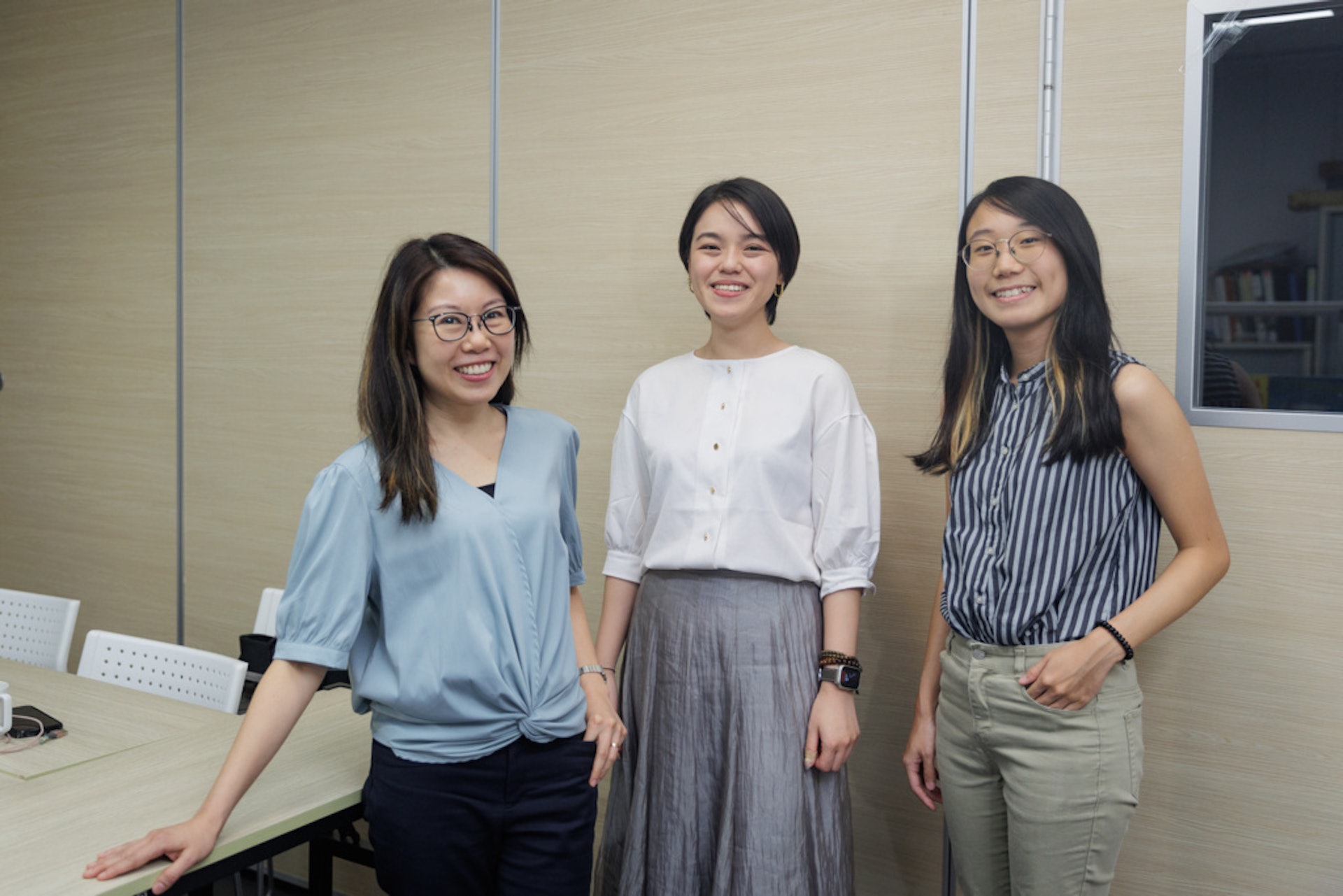 (左起)說書人導師陳凱慈(Heidi)、傅靖汶(Amanda)與語橋社資項目主管鄭綺婷(Yuki)分別透過「輕觸我心」聾人精神健康計劃,加深對聾人文化和精神健康的認識。 (左起)說書人導師陳凱慈(Heidi)、傅靖汶(Amanda)與語橋社資項目主管鄭綺婷(Yuki)分別透過「輕觸我心」聾人精神健康計劃,加深對聾人文化和精神健康的認識。