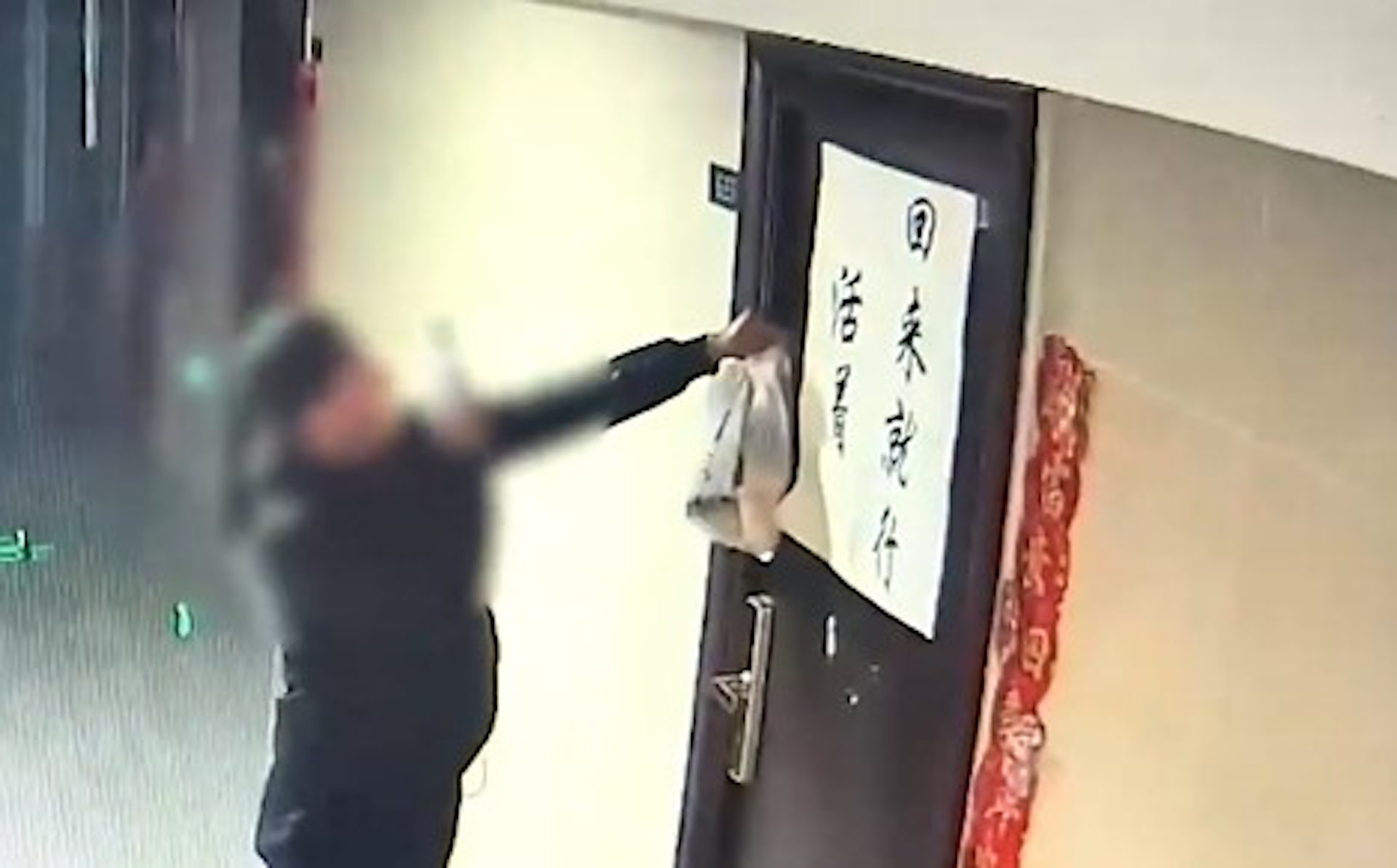 外賣員拍攝多張送達餐點照片,然後再取走外賣,殊不知閉路電視已將其舉動全部錄下。(微博影片截圖) 外賣員拍攝多張送達餐點照片,然後再取走外賣,殊不知閉路電視已將其舉動全部錄下。(微博影片截圖)