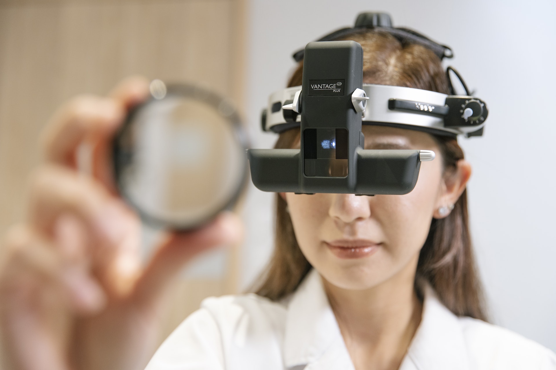 ICL跟我們身體的生物相容性高,不會出現排斥,亦不會老化,因此無需定期更換鏡片。 ICL跟我們身體的生物相容性高,不會出現排斥,亦不會老化,因此無需定期更換鏡片。